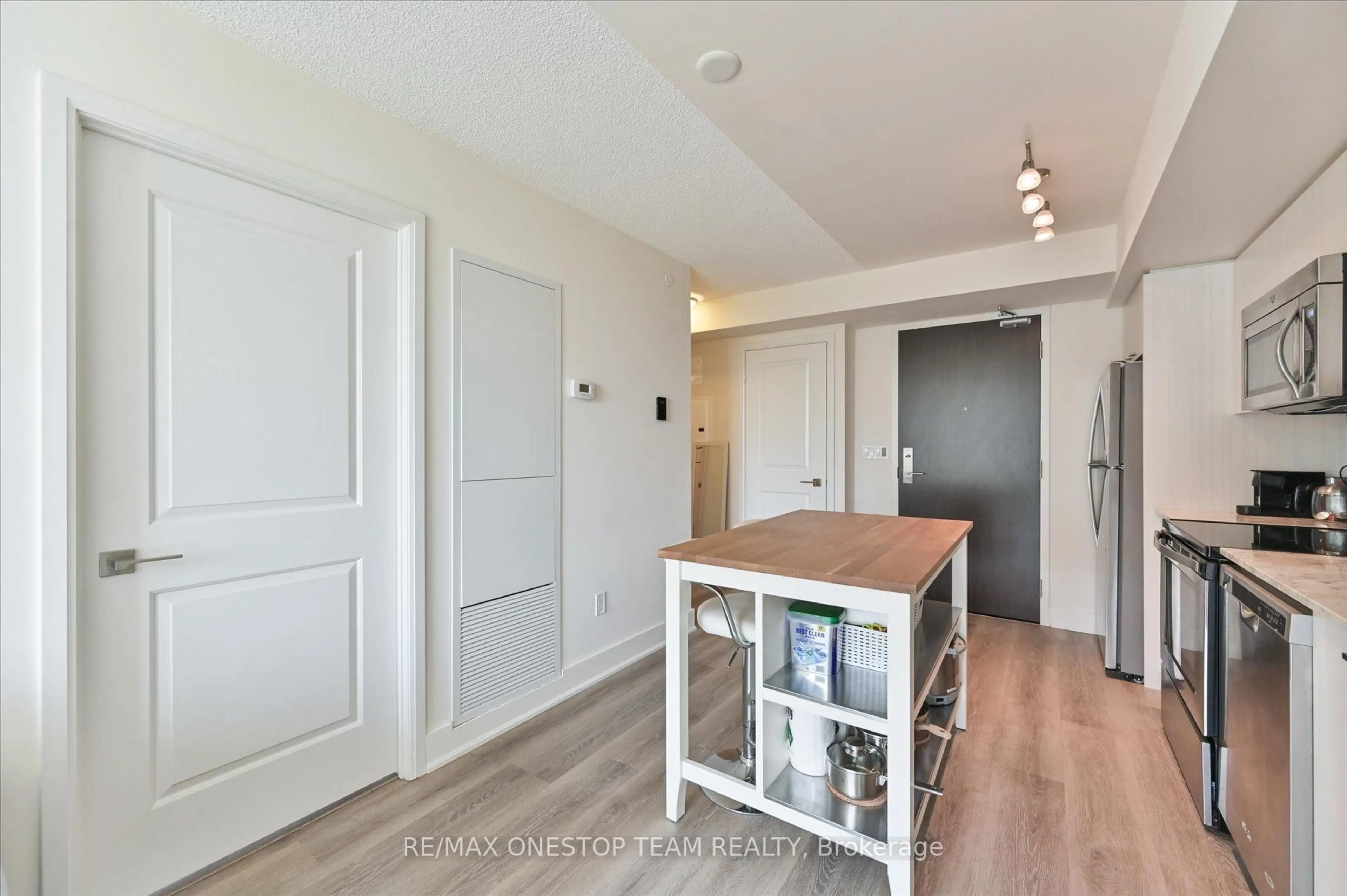 Indoor entryway for 88 Sheppard Ave #811, Toronto Ontario M2N 6Y2