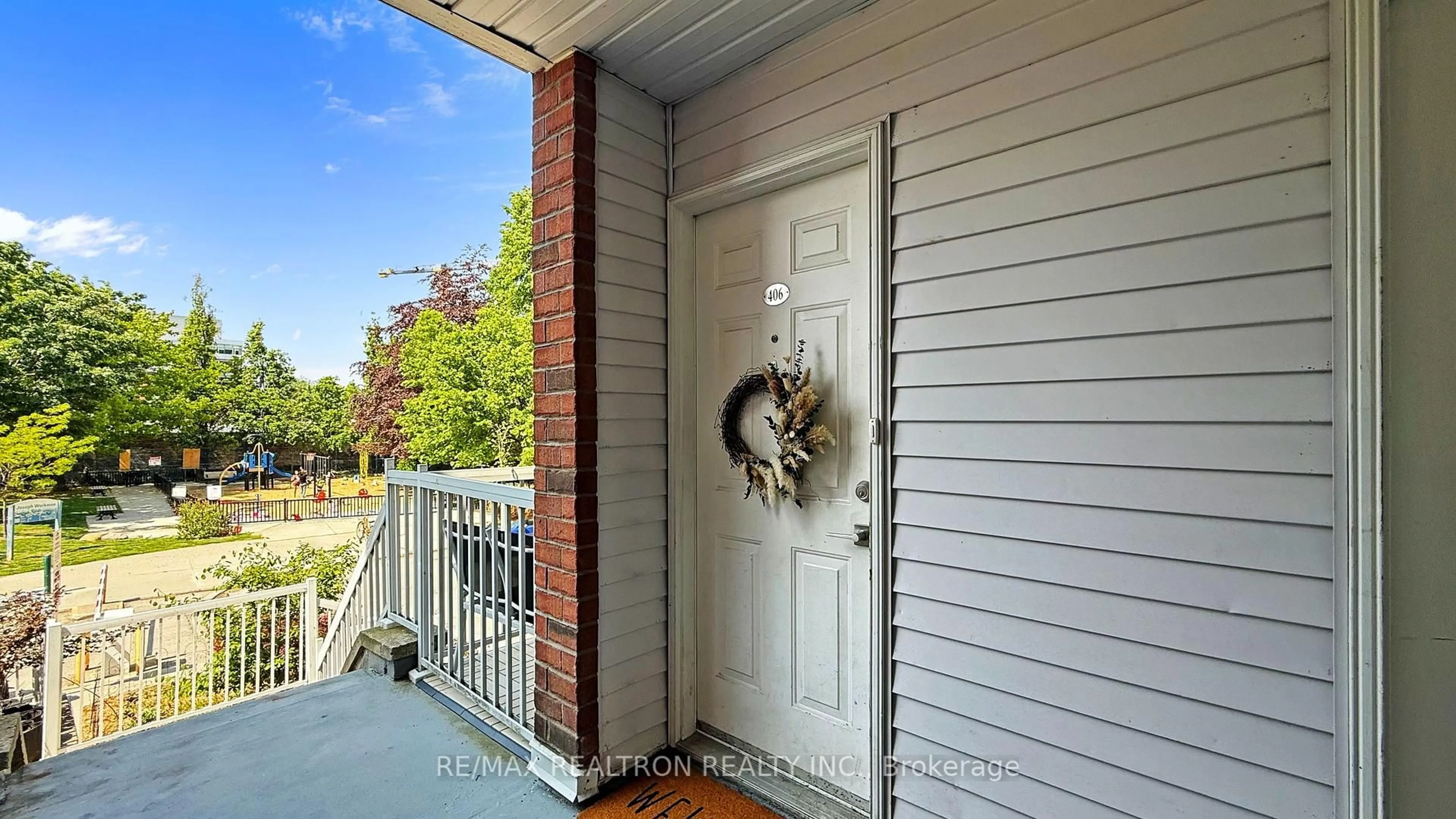 Indoor entryway for 12 Sudbury St #406, Toronto Ontario M6J 3W7