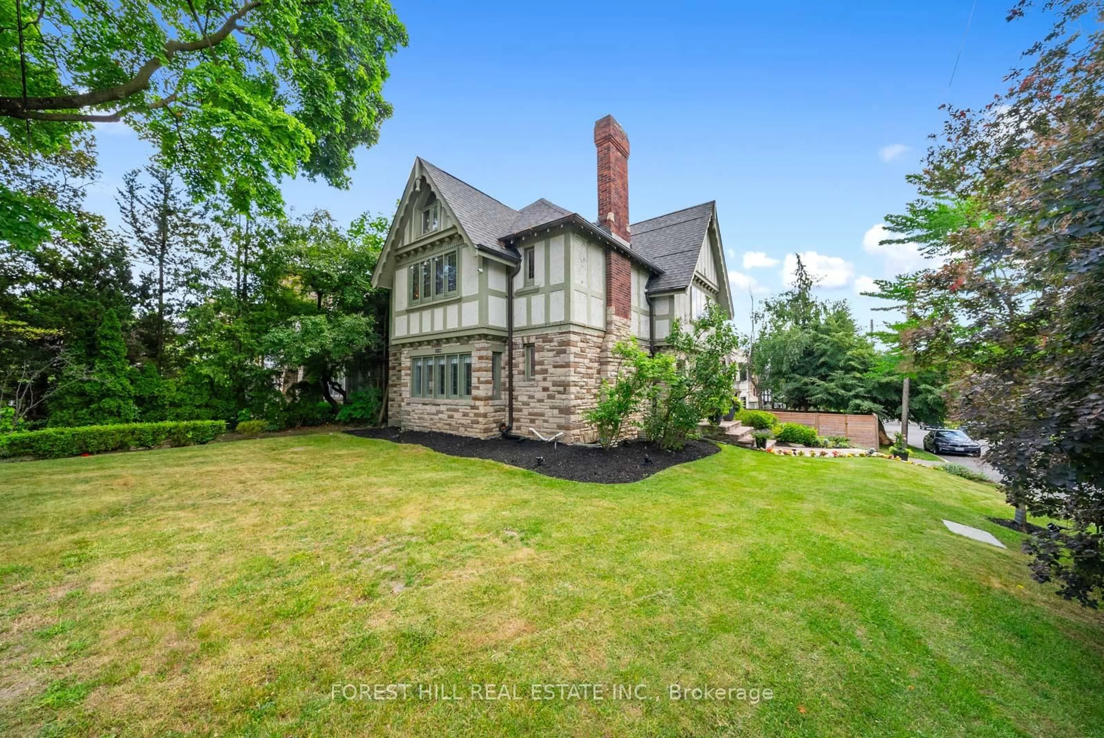 A pic from outside/outdoor area/front of a property/back of a property/a pic from drone, building for 39 Ava Rd, Toronto Ontario M5P 1Y5