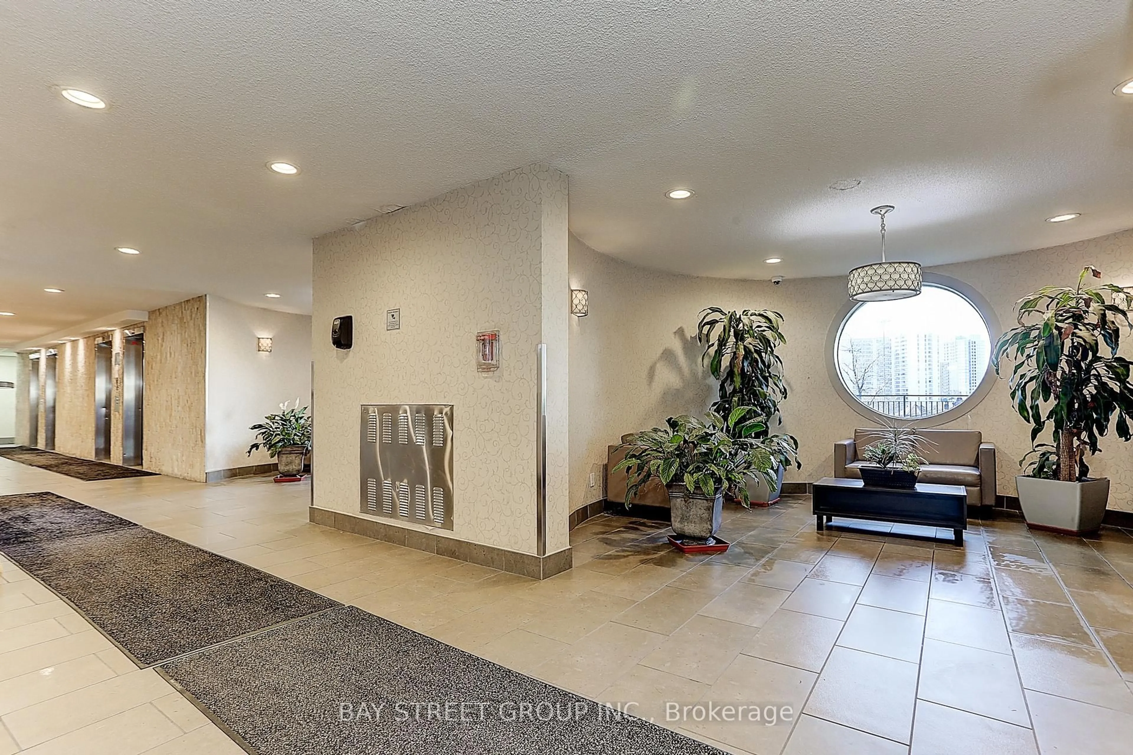 Indoor foyer for 5 Parkway Forest Dr #1512, Toronto Ontario M2J 1L2