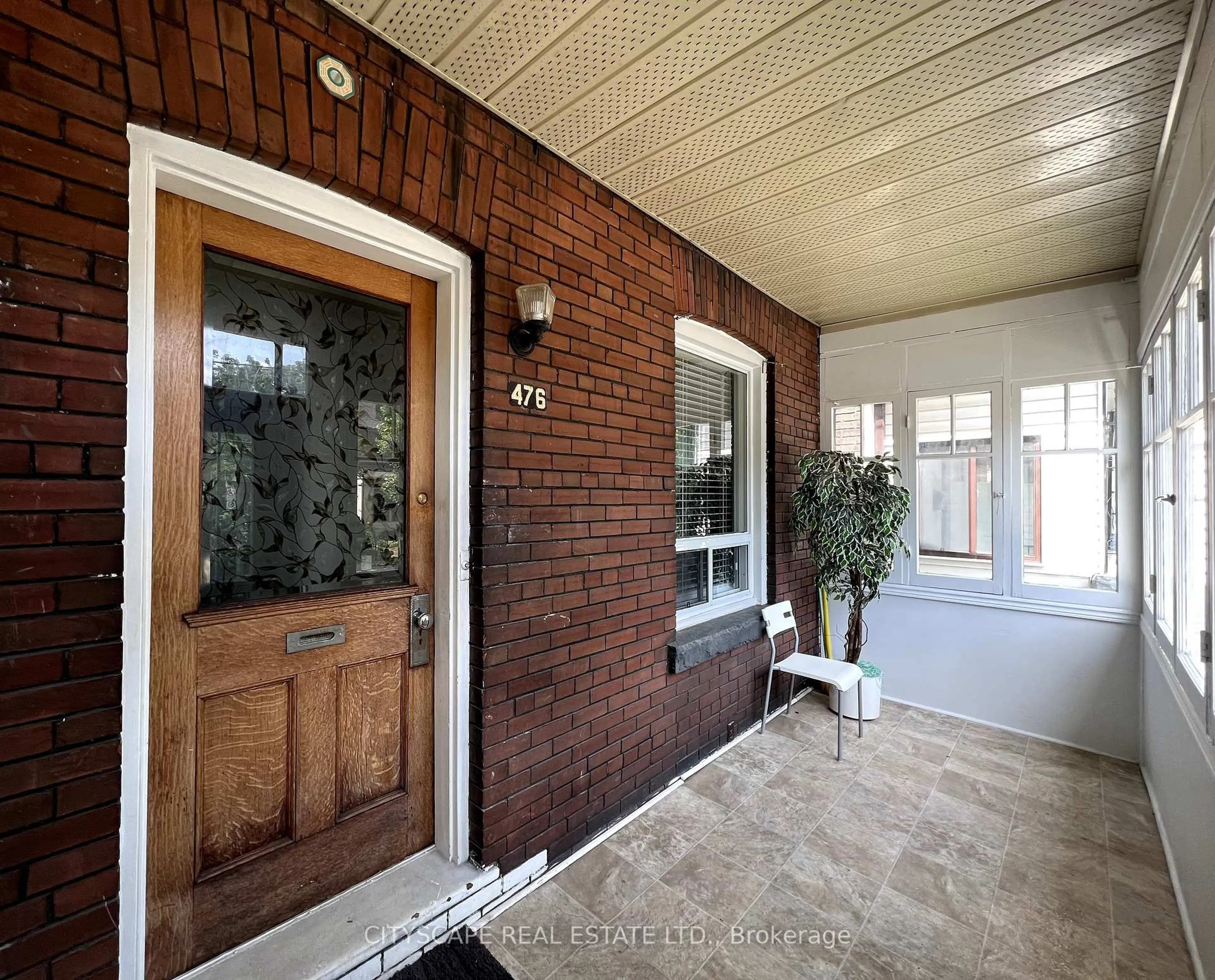 Indoor entryway for 476 Lansdowne Ave, Toronto Ontario M6H 3Y3