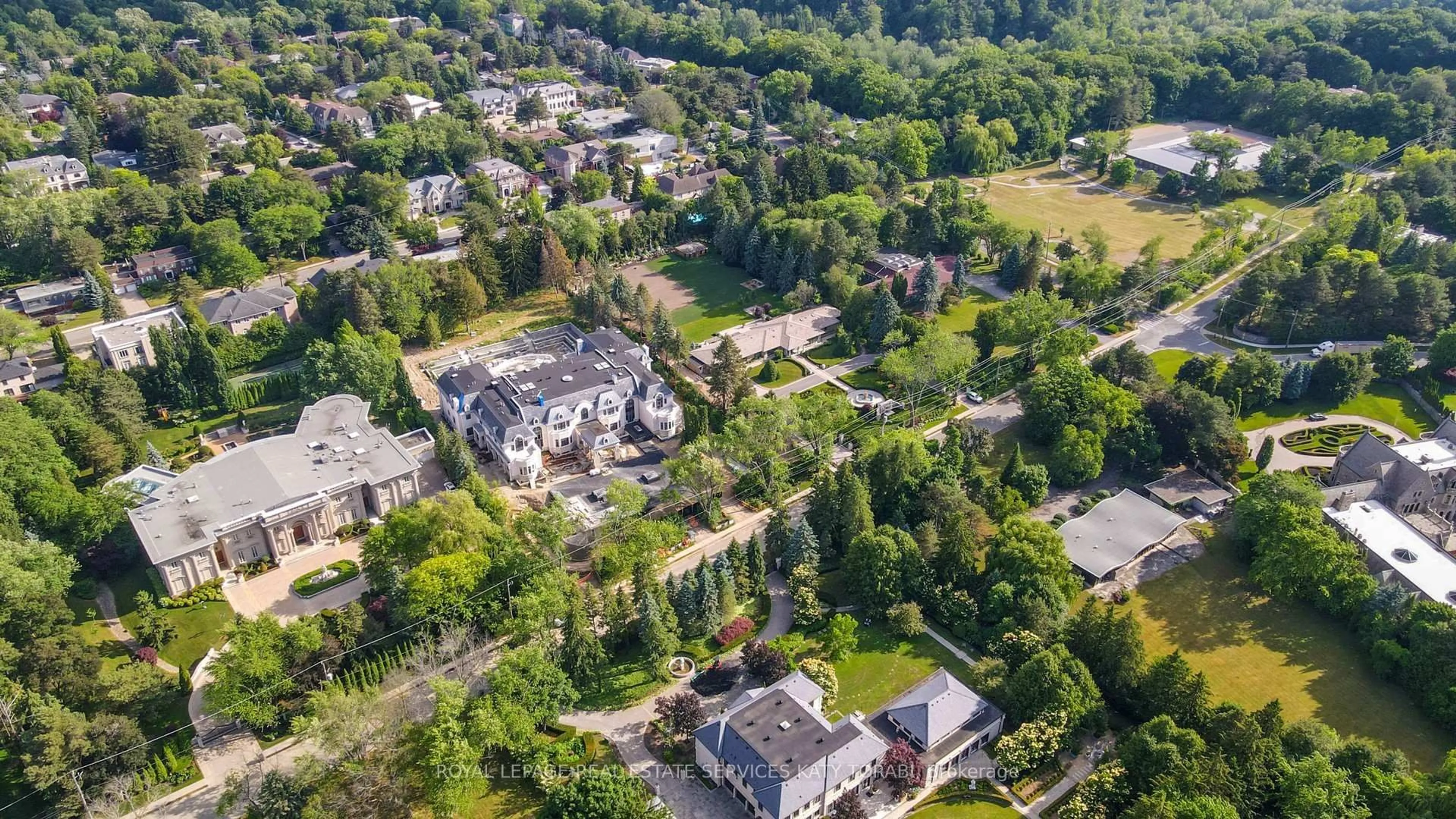 A pic from outside/outdoor area/front of a property/back of a property/a pic from drone, street for 21 Banbury Rd, Toronto Ontario M3B 2K5
