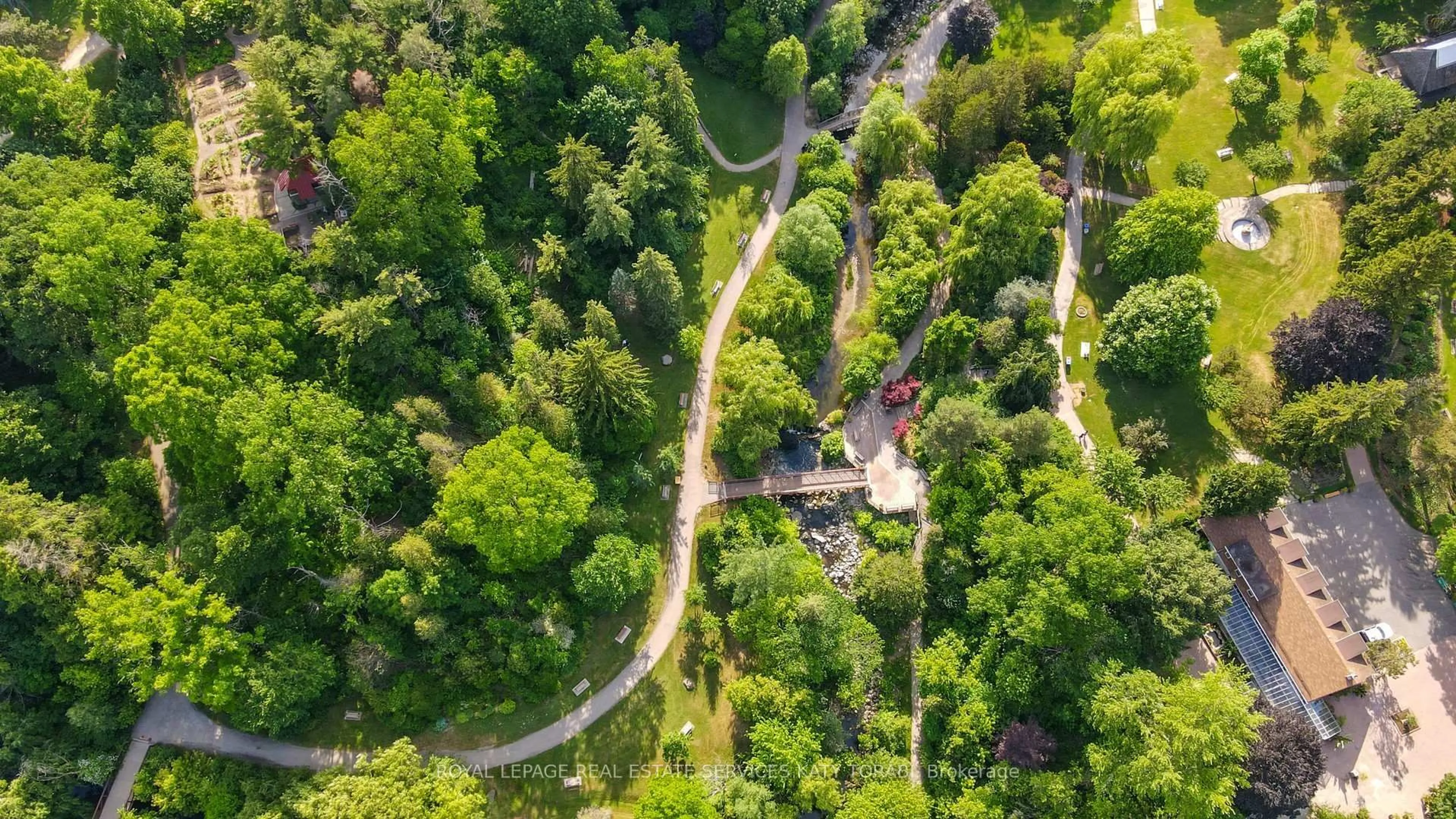 A pic from outside/outdoor area/front of a property/back of a property/a pic from drone, forest/trees view for 21 Banbury Rd, Toronto Ontario M3B 2K5