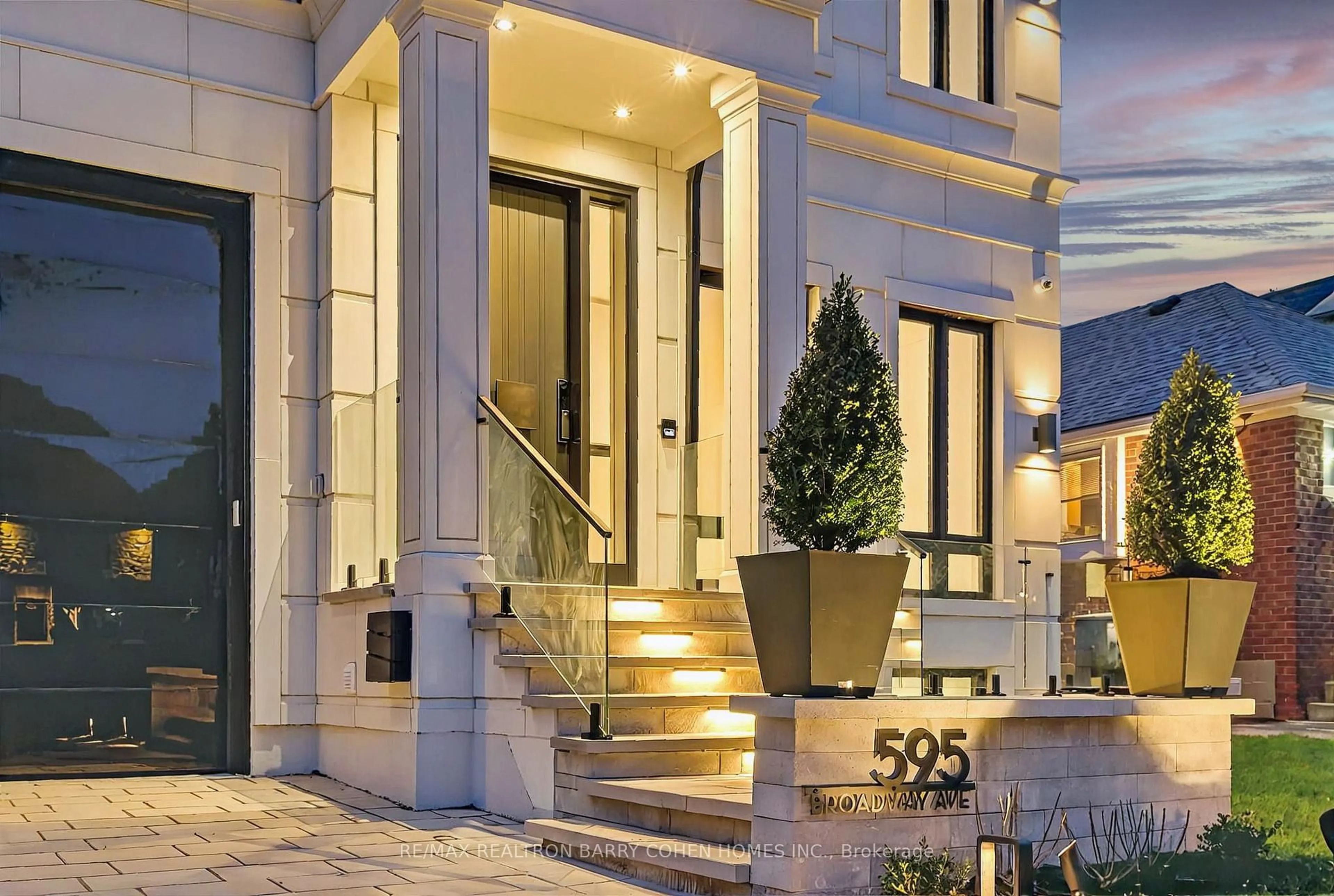 Indoor foyer for 595 Broadway Ave, Toronto Ontario M4G 2S4