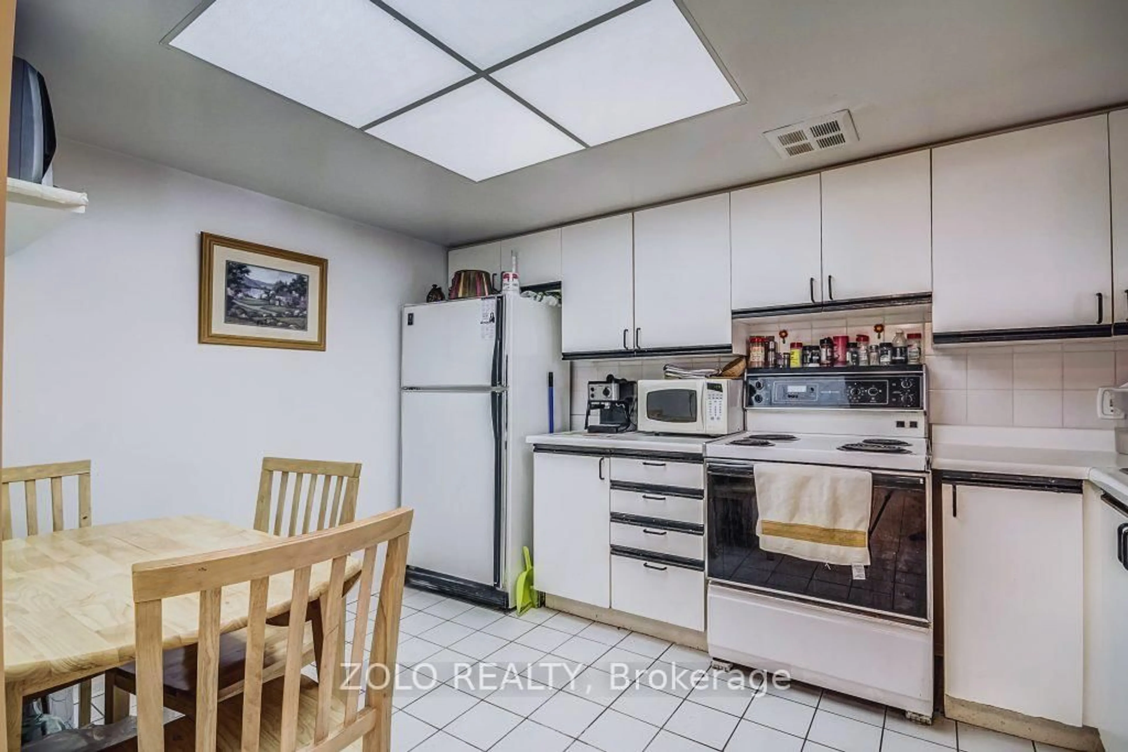 Standard kitchen, ceramic/tile floor for 1101 Steeles Ave #209, Toronto Ontario M2R 3W5