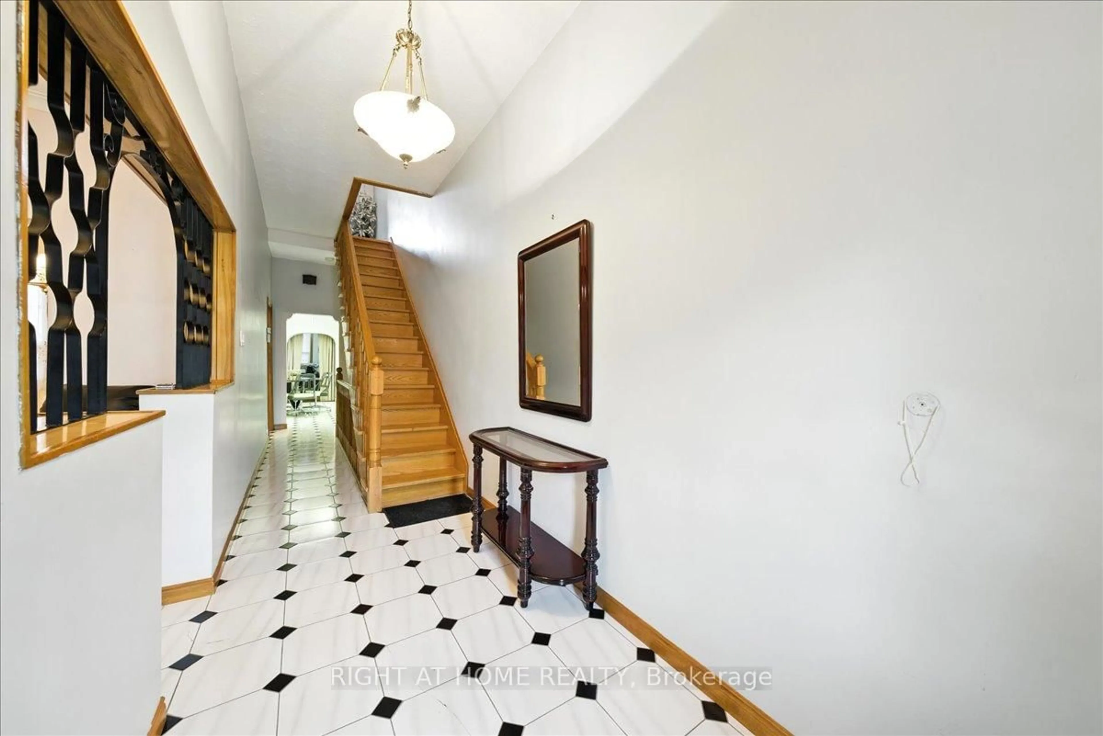 Indoor foyer for 449 Roxton Rd, Toronto Ontario M6G 3R5