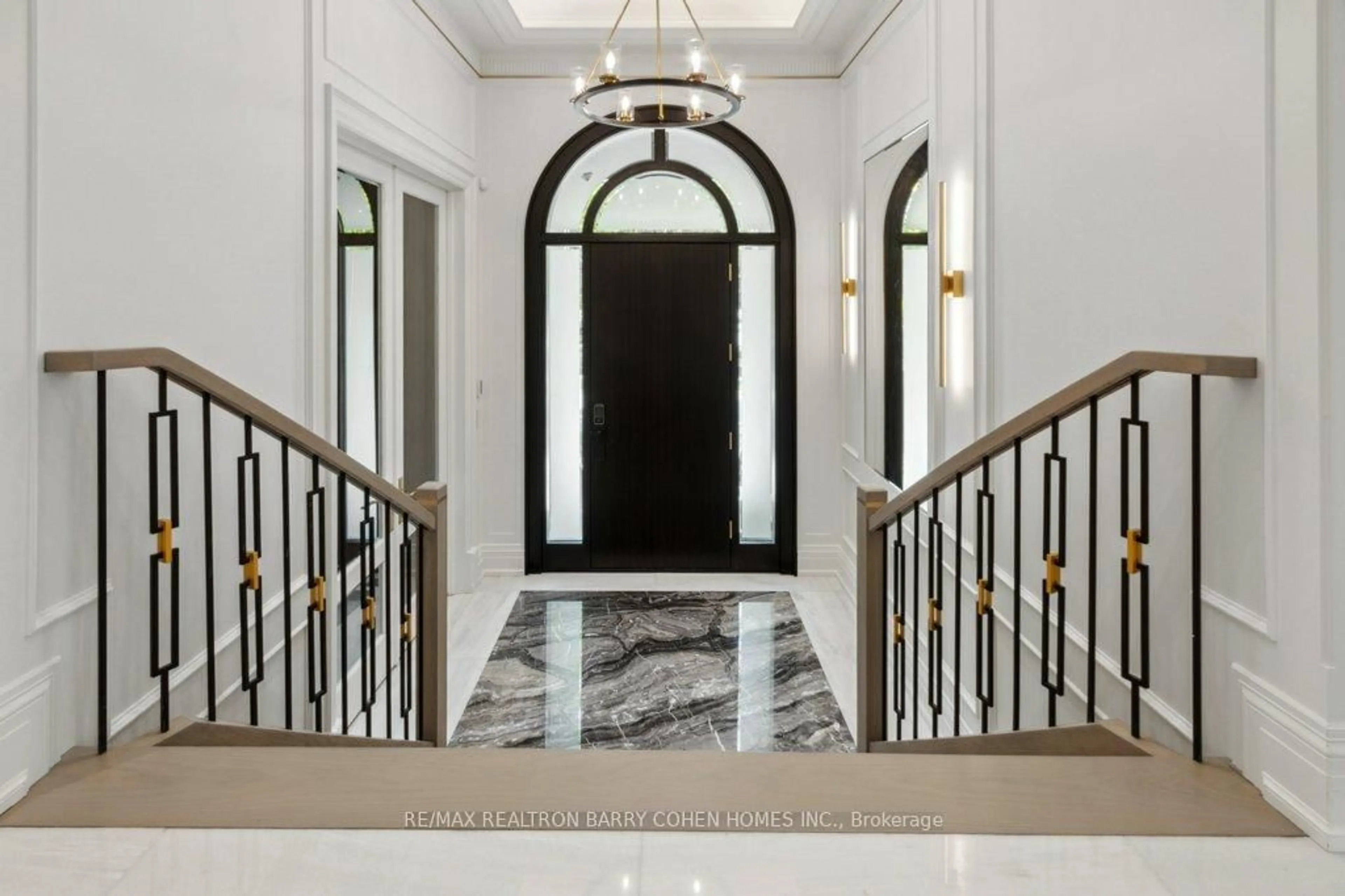 Indoor foyer for 47 Danville Dr, Toronto Ontario M2P 1J2