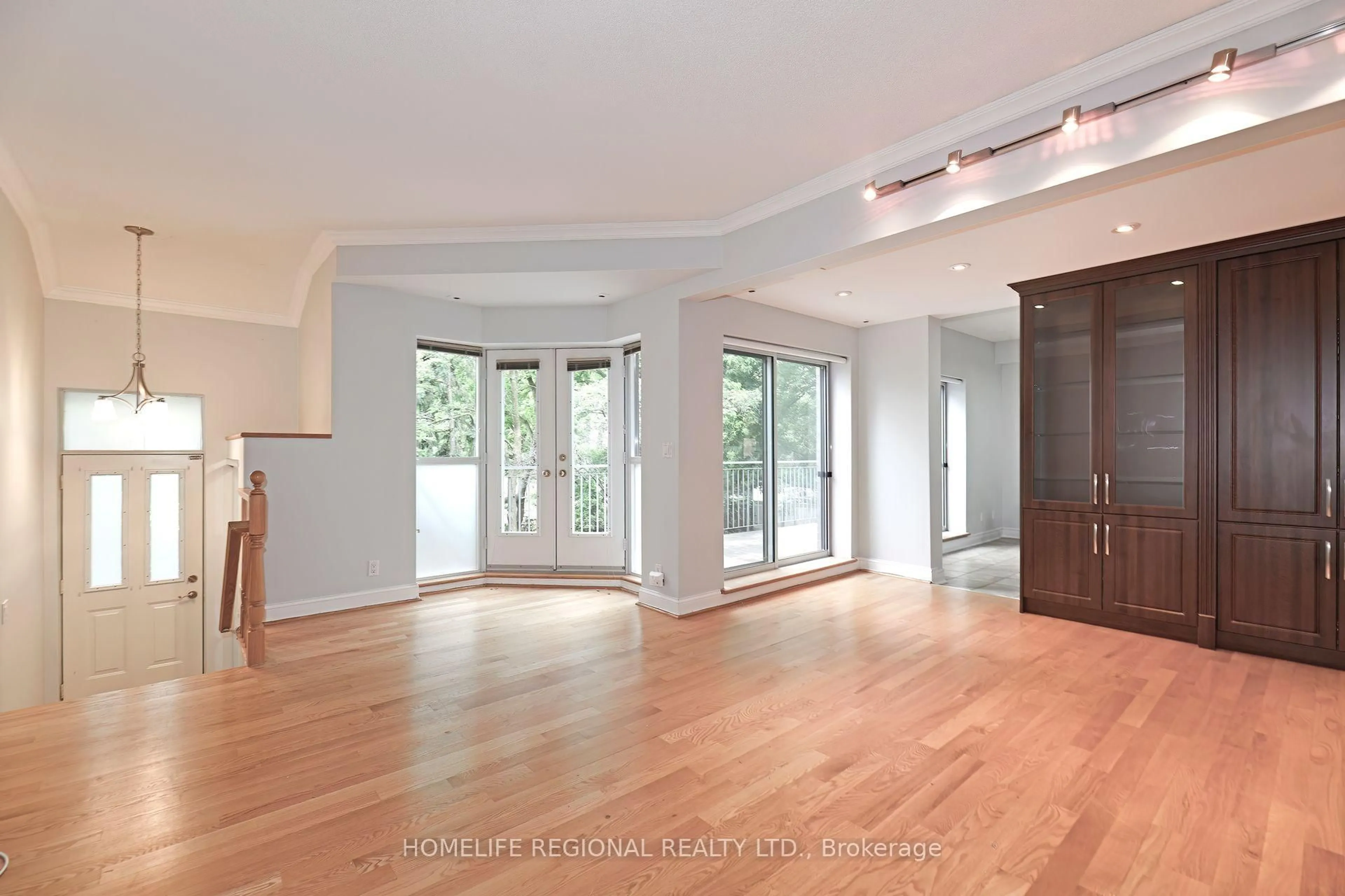 Indoor foyer for 5418 Yonge St #126, Toronto Ontario M2N 5R8