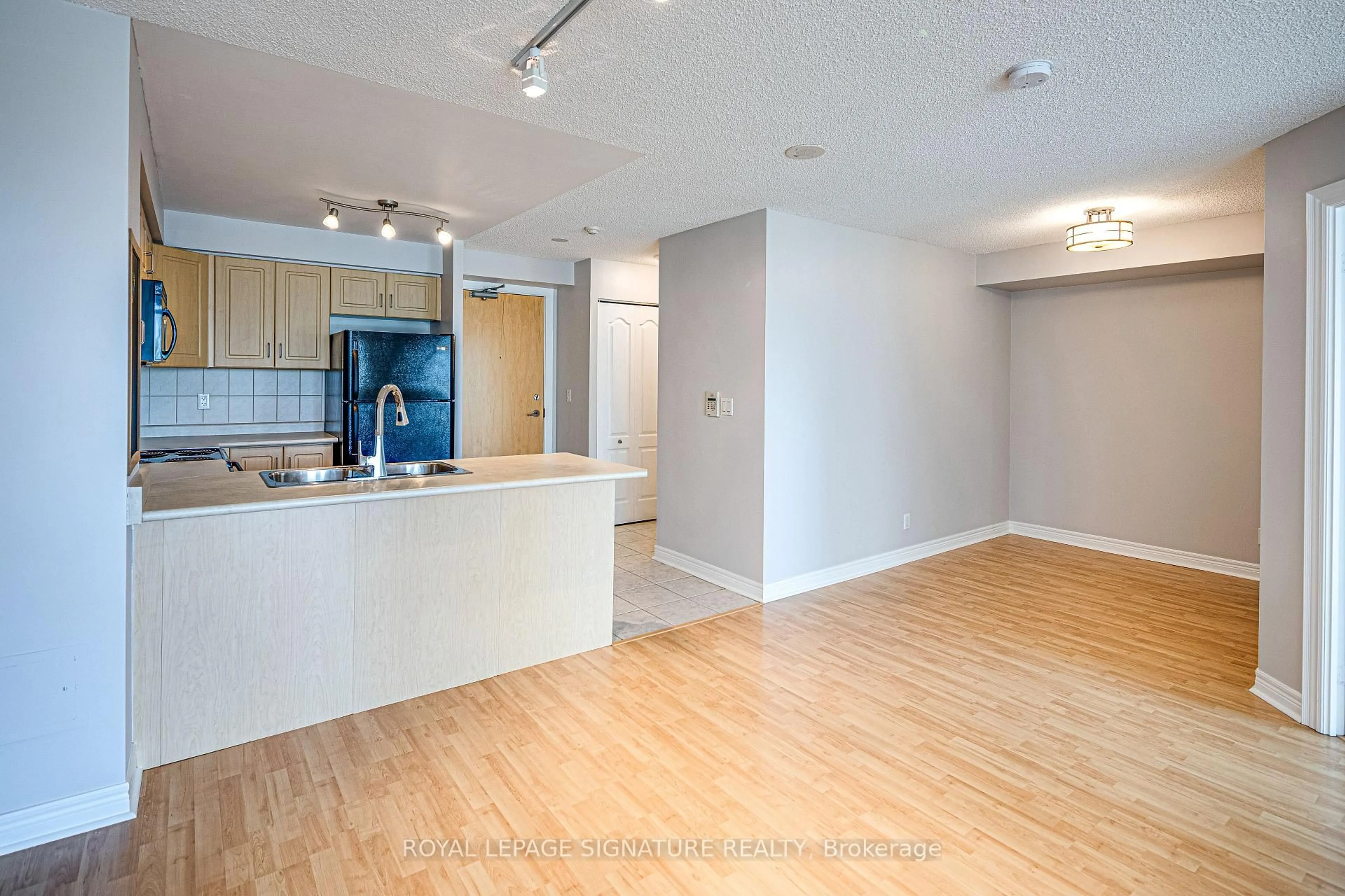 Open concept kitchen, wood/laminate floor for 212 Eglinton Ave #402, Toronto Ontario M4P 0A3