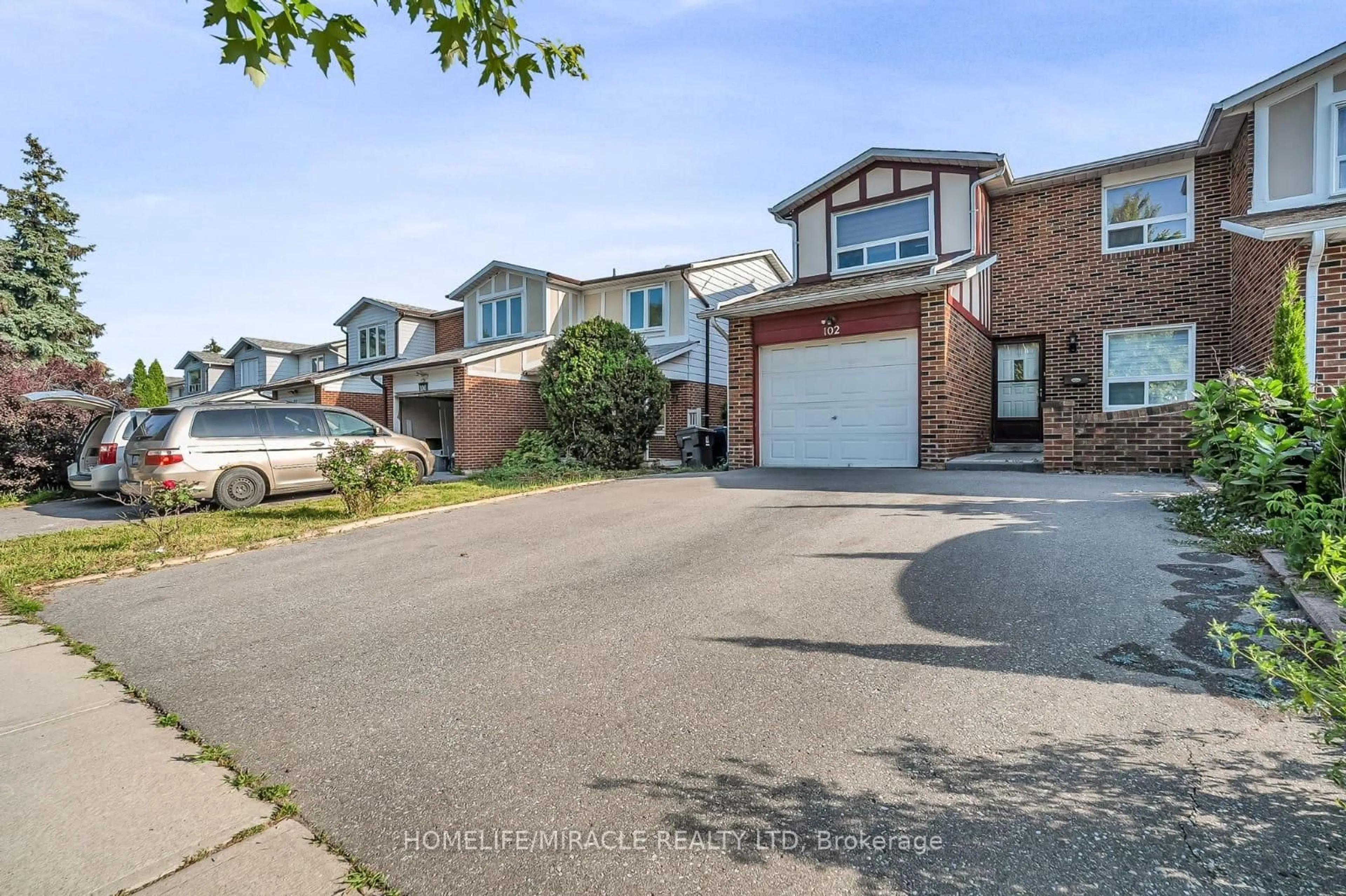 A pic from outside/outdoor area/front of a property/back of a property/a pic from drone, street for 102 Micmac Cres, Toronto Ontario M2H 2K2