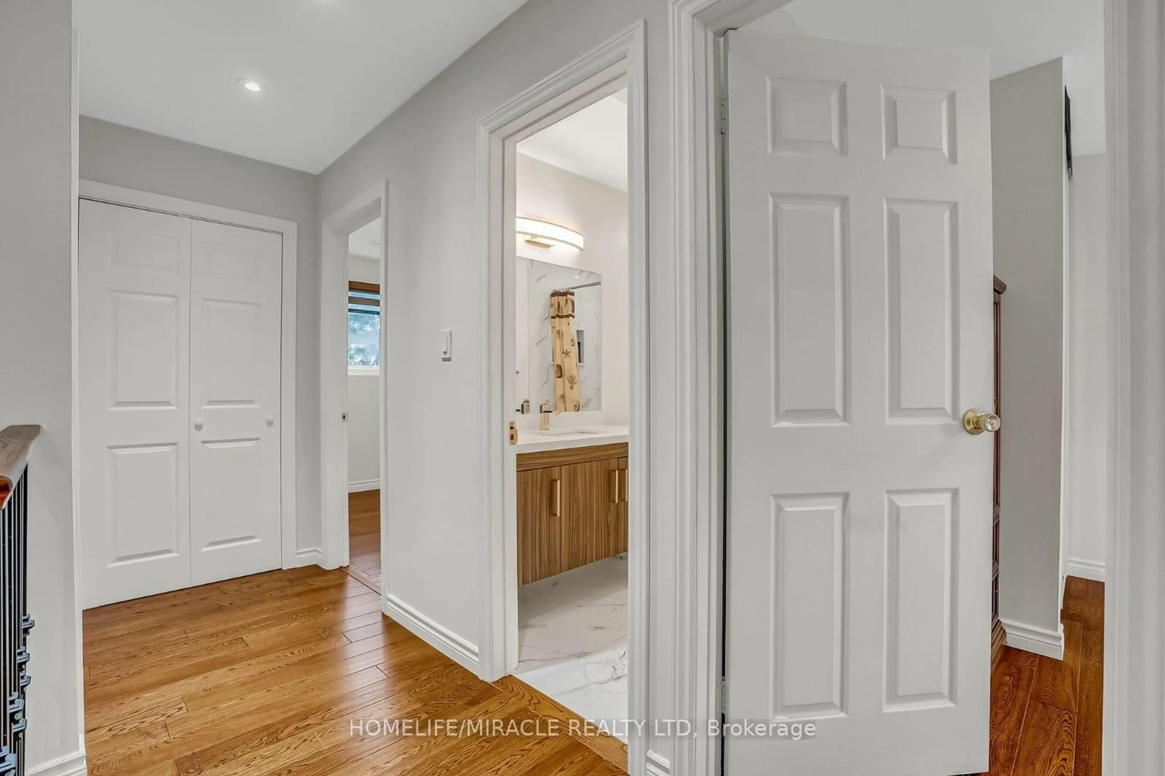 Indoor entryway for 102 Micmac Cres, Toronto Ontario M2H 2K2