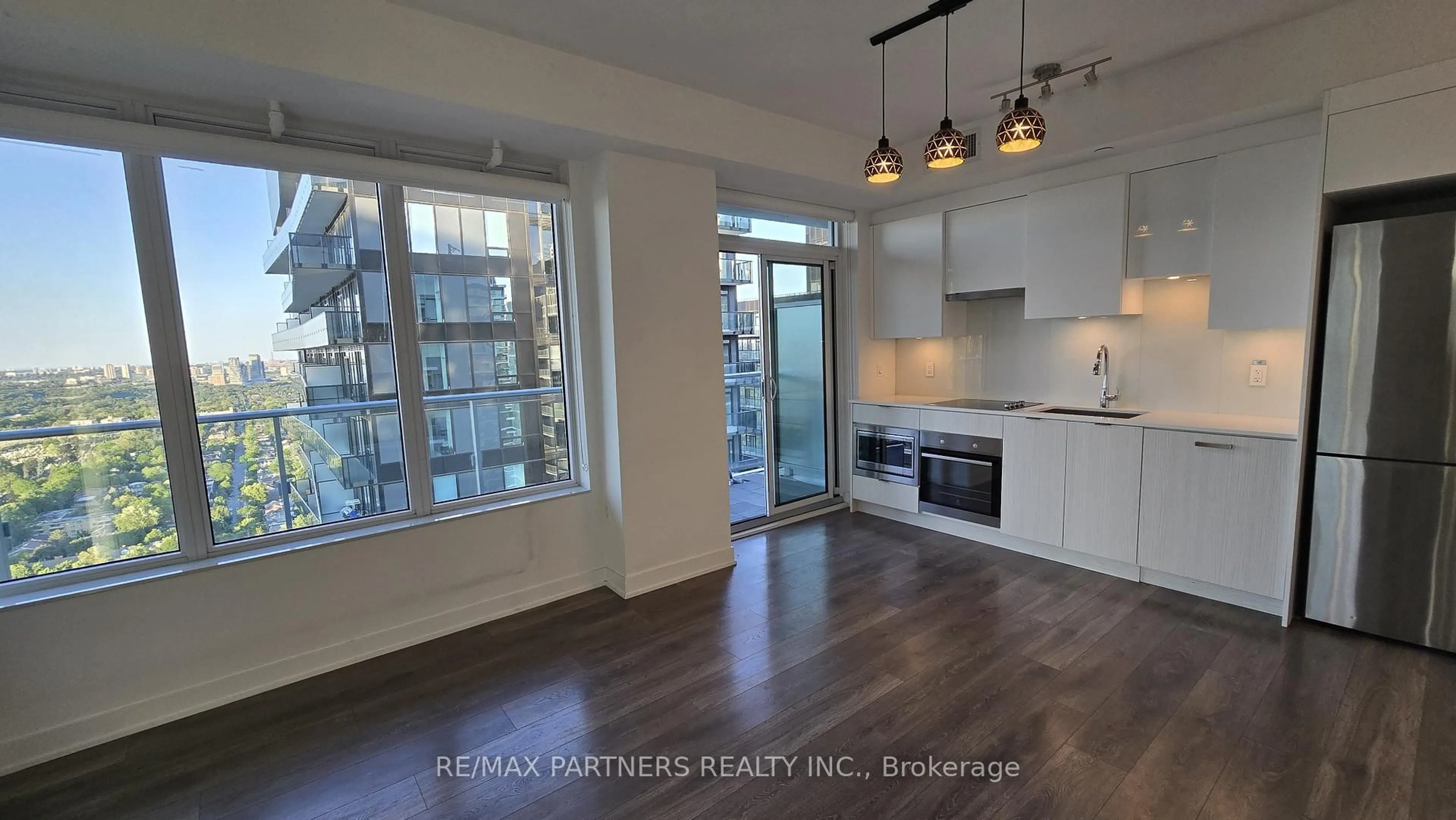 Open concept kitchen, wood/laminate floor for 99 Broadway Ave #LPH03, Toronto Ontario M4P 0E3