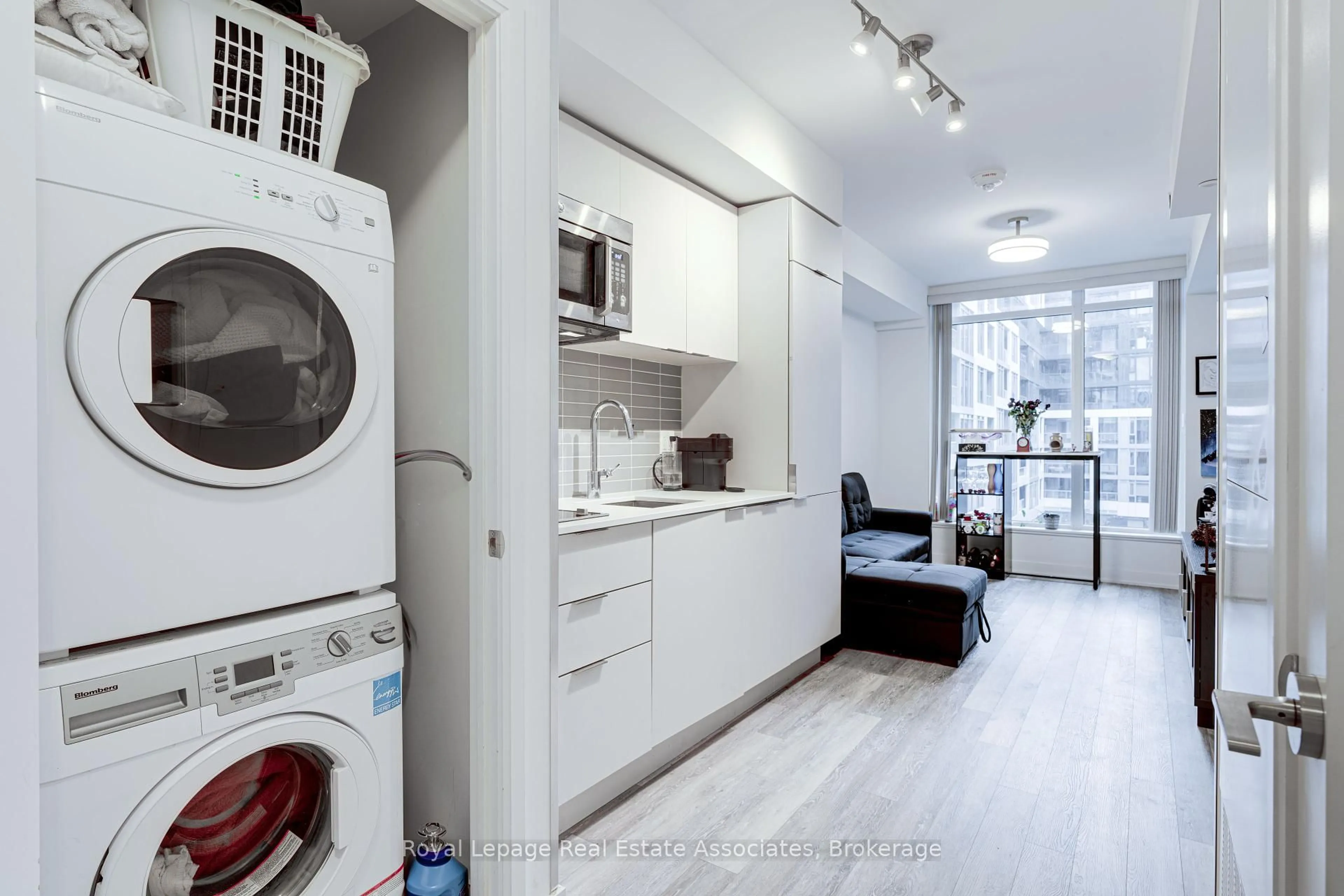 Kitchen with laundary machines, unknown for 576 Front St #402, Toronto Ontario M5V 1C1