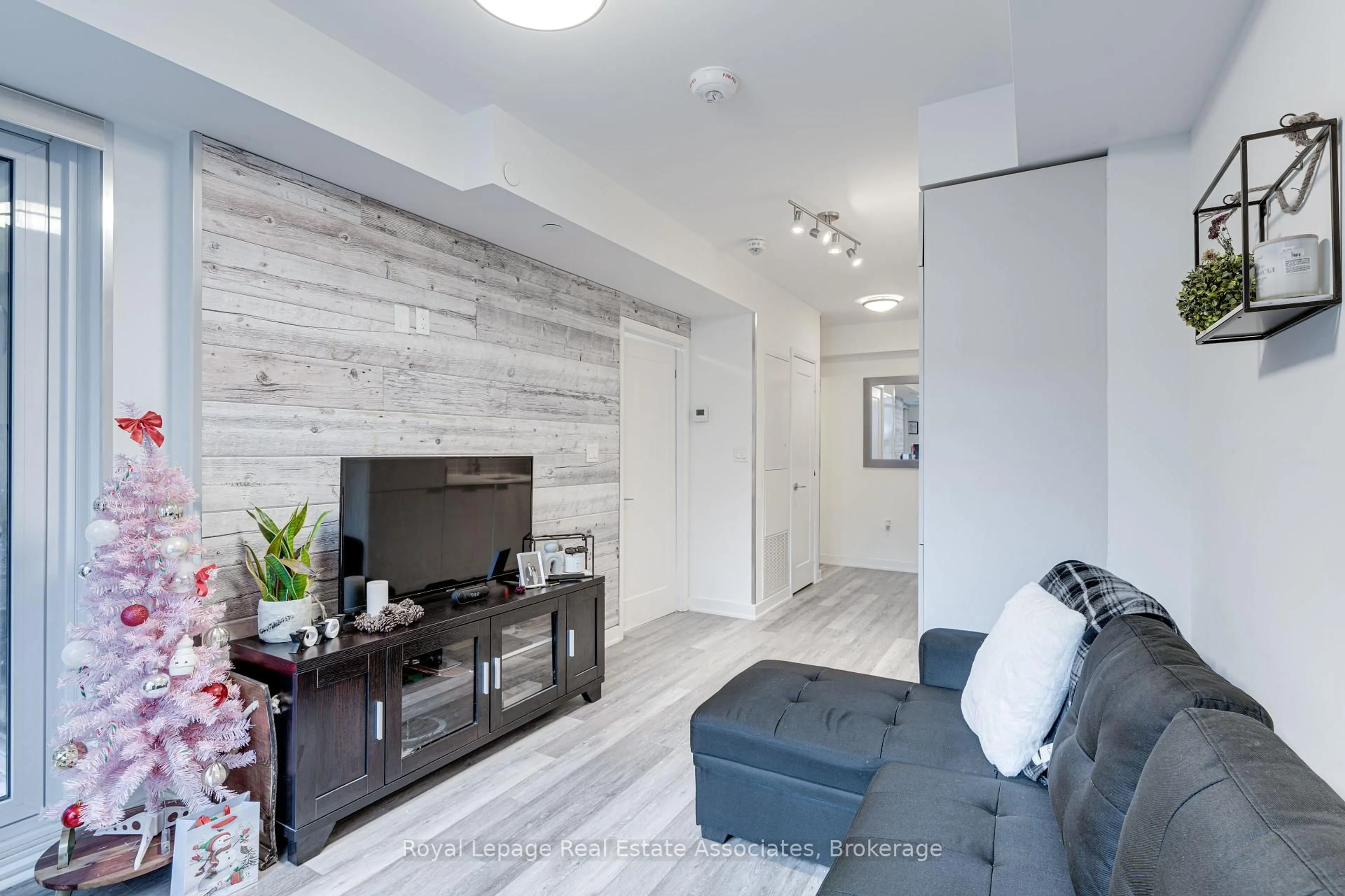 Living room with furniture, wood/laminate floor for 576 Front St #402, Toronto Ontario M5V 1C1