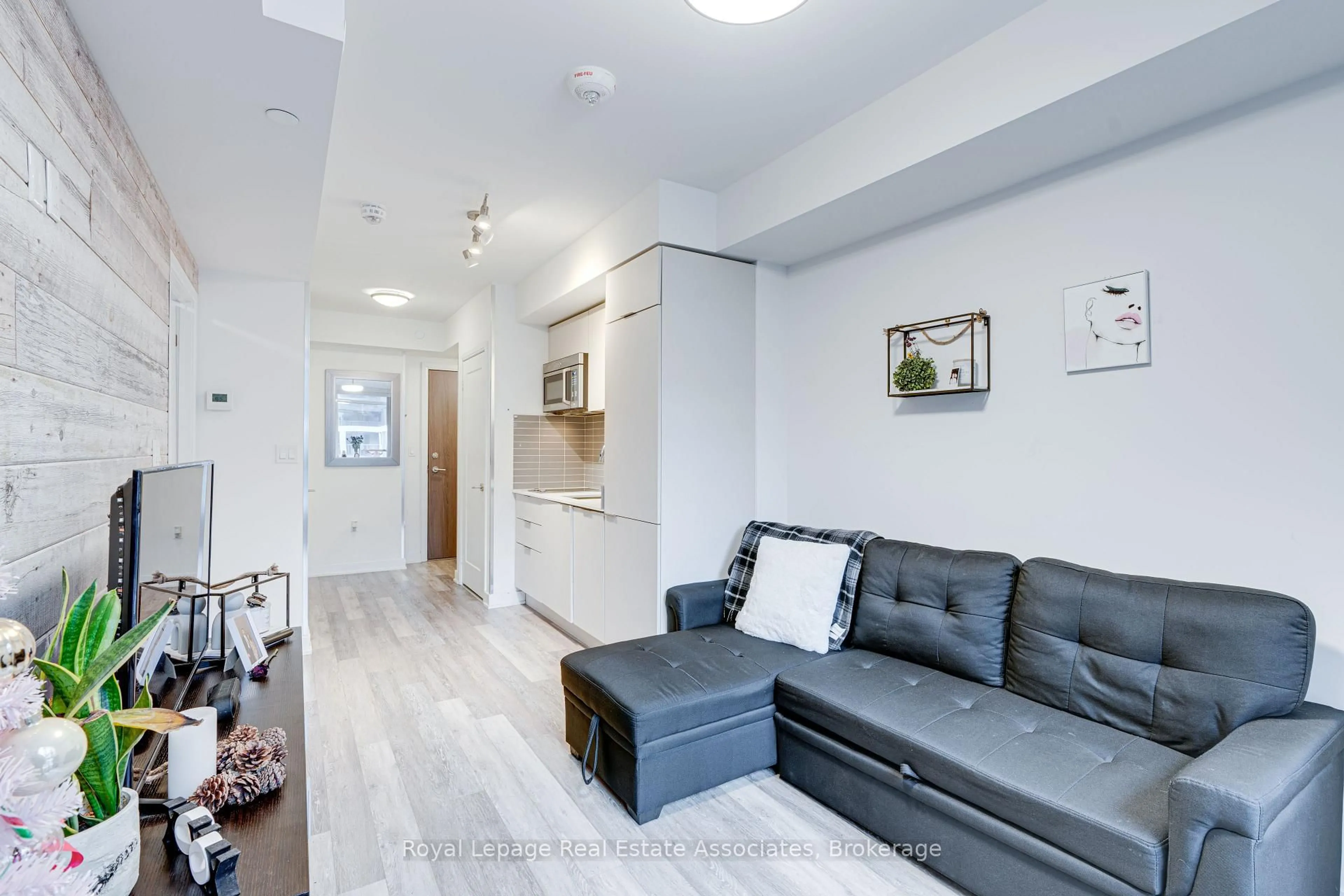 Living room with furniture, unknown for 576 Front St #402, Toronto Ontario M5V 1C1
