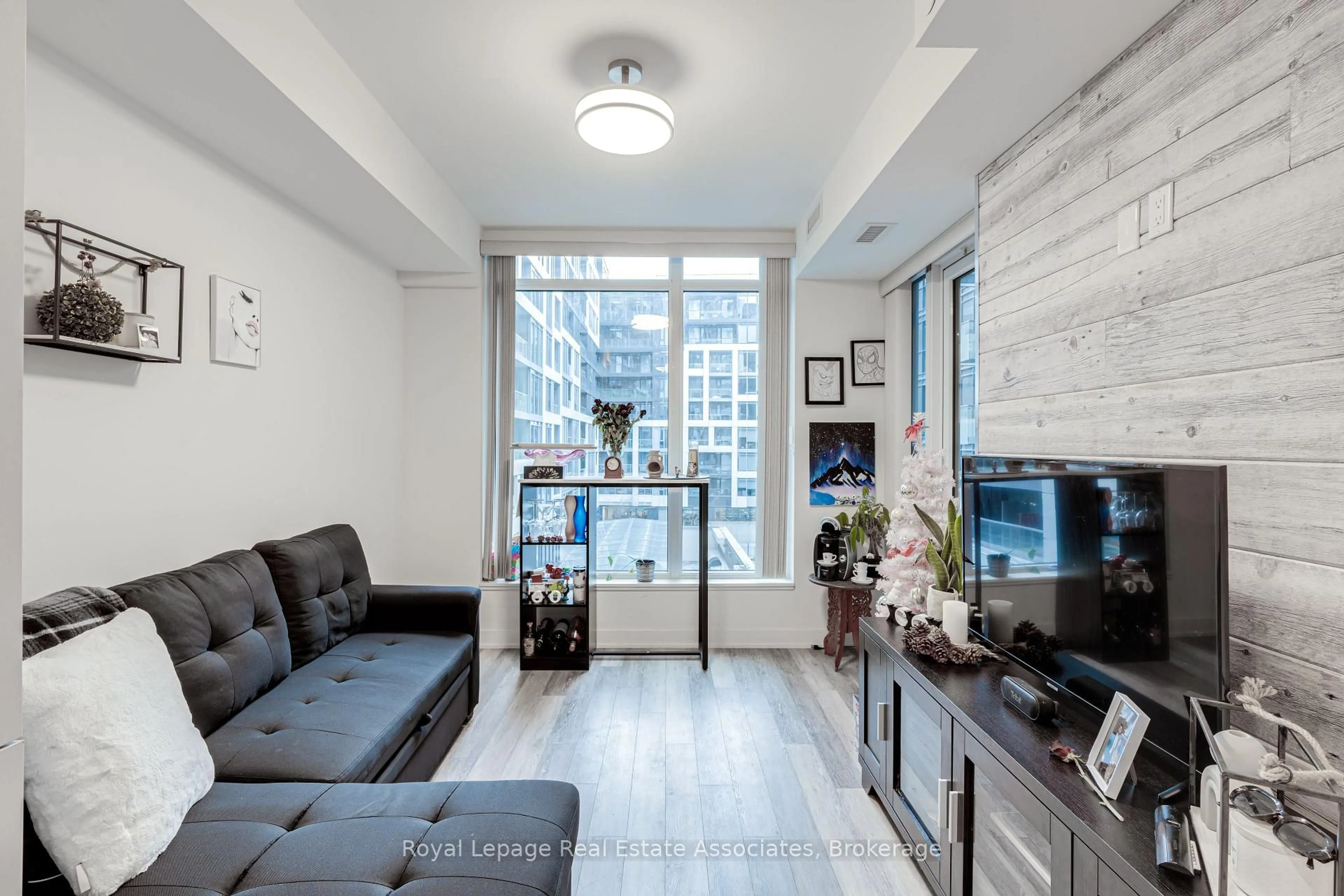 Living room with furniture, unknown for 576 Front St #402, Toronto Ontario M5V 1C1