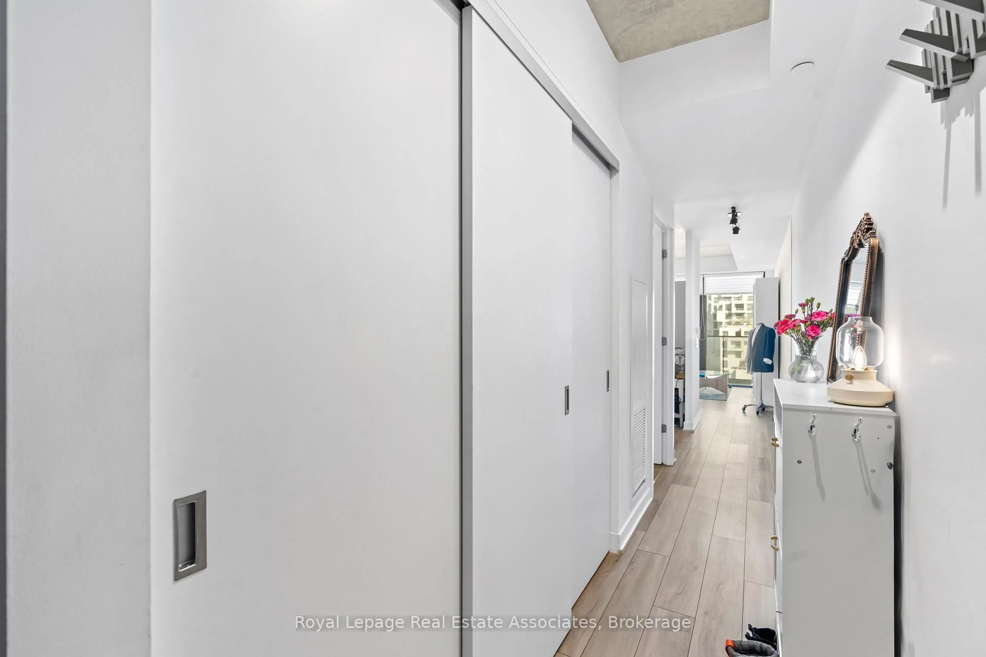 Indoor entryway for 458 Richmond St #908, Toronto Ontario M5V 1Y1