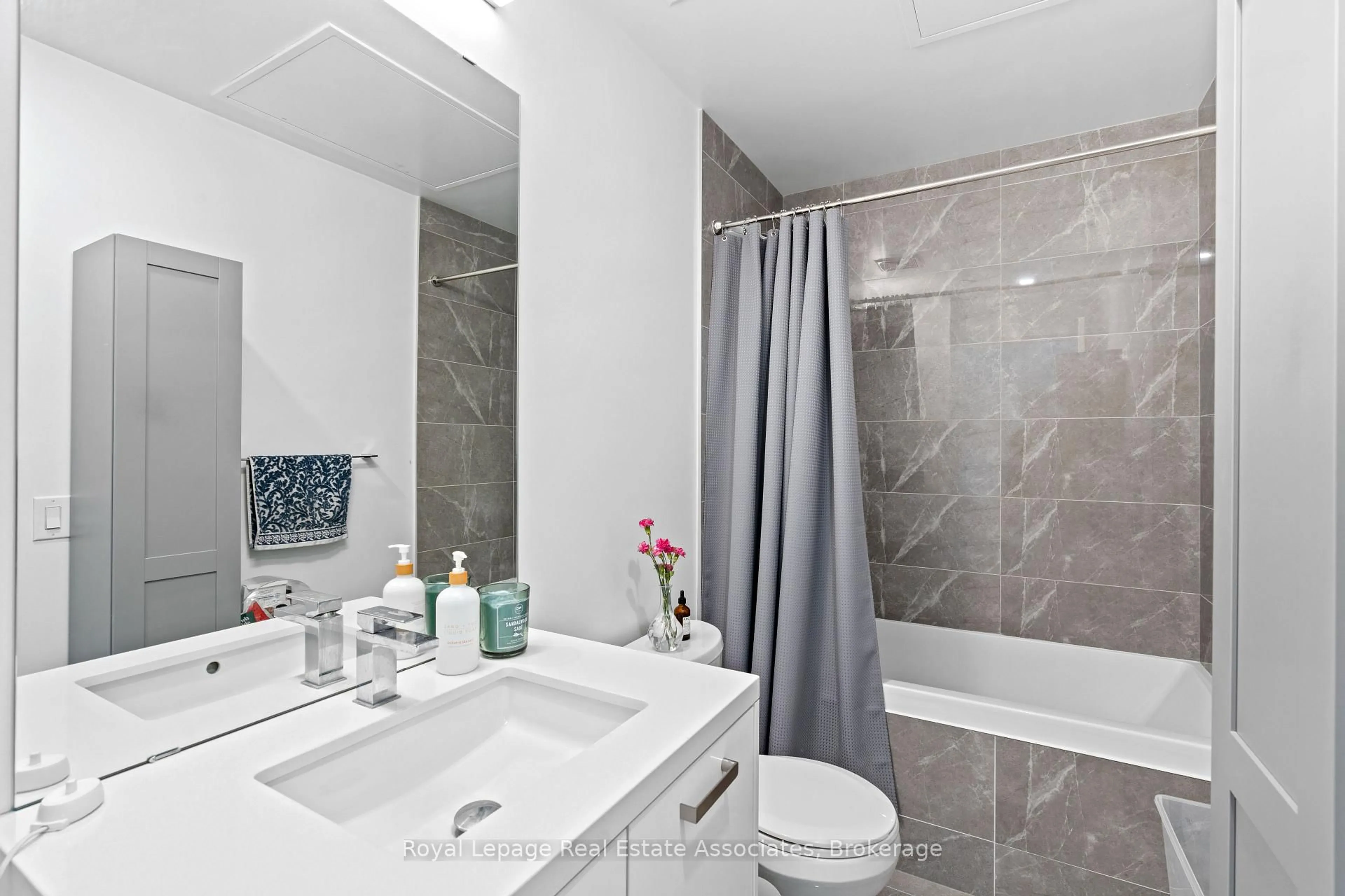 Standard bathroom, ceramic/tile floor for 458 Richmond St #908, Toronto Ontario M5V 1Y1