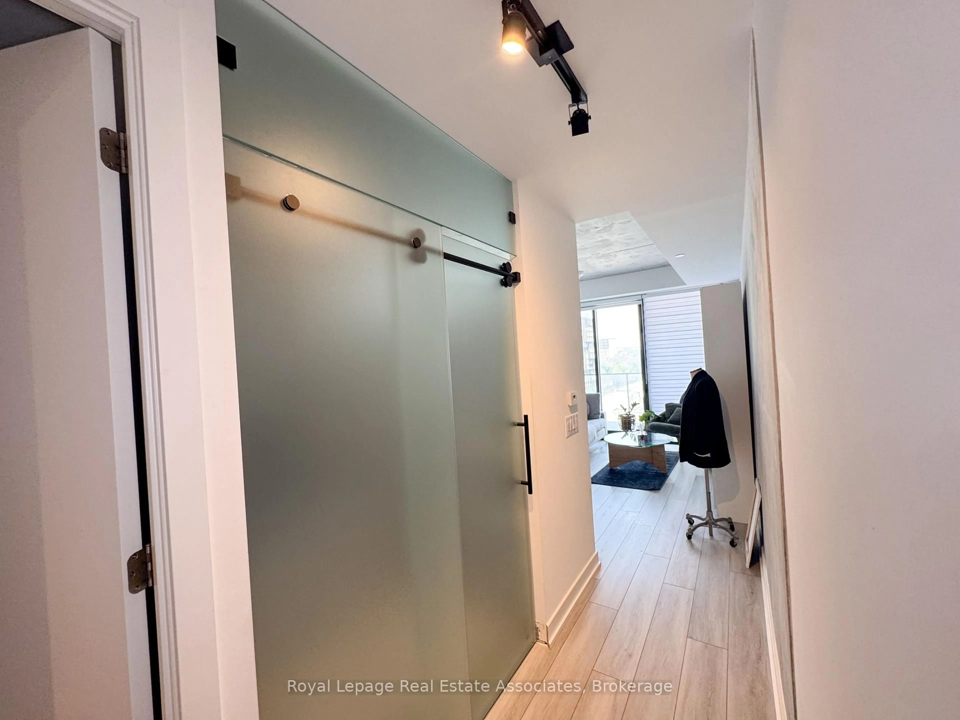 Indoor entryway for 458 Richmond St #908, Toronto Ontario M5V 1Y1