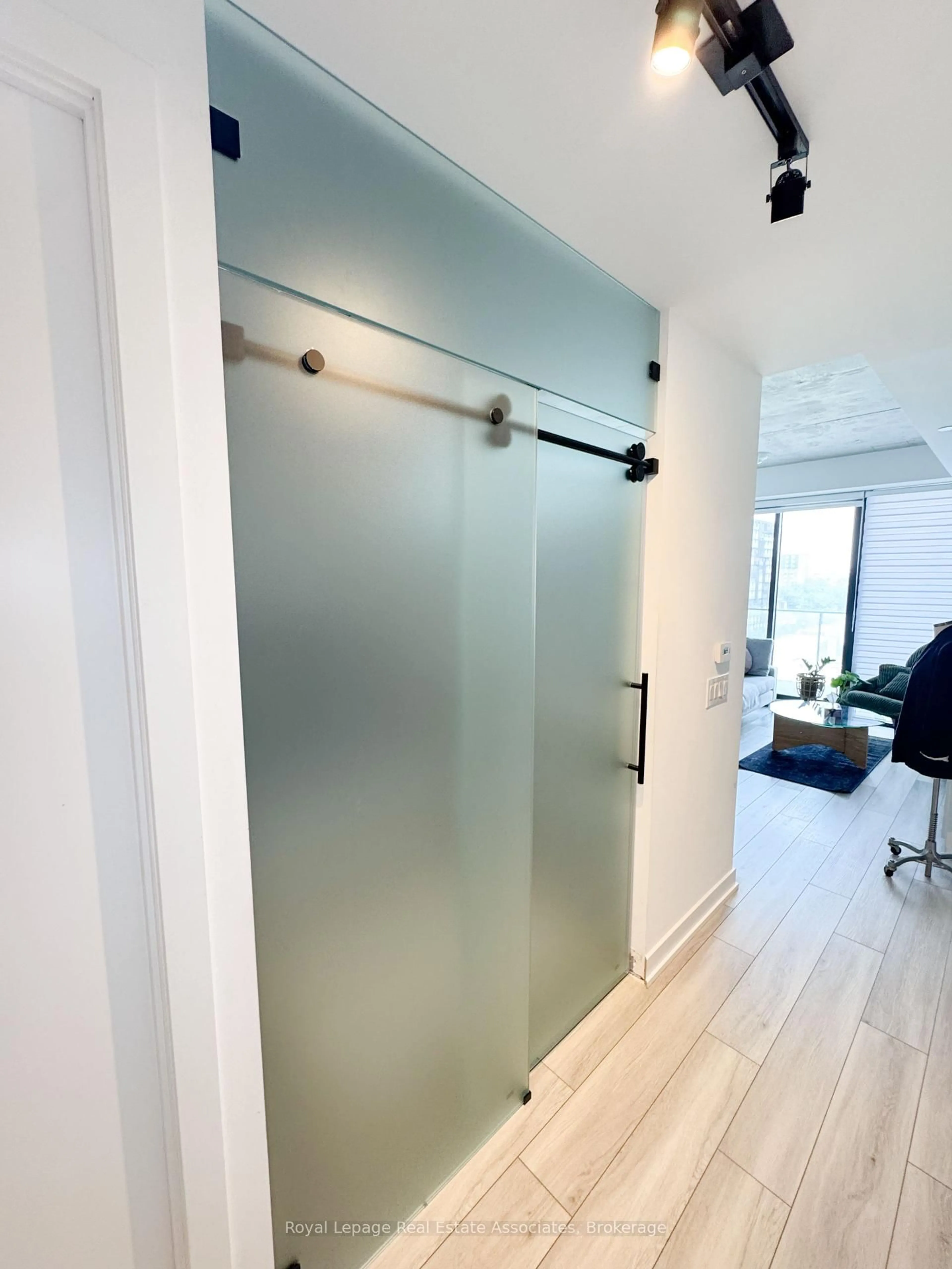 Indoor entryway for 458 Richmond St #908, Toronto Ontario M5V 1Y1