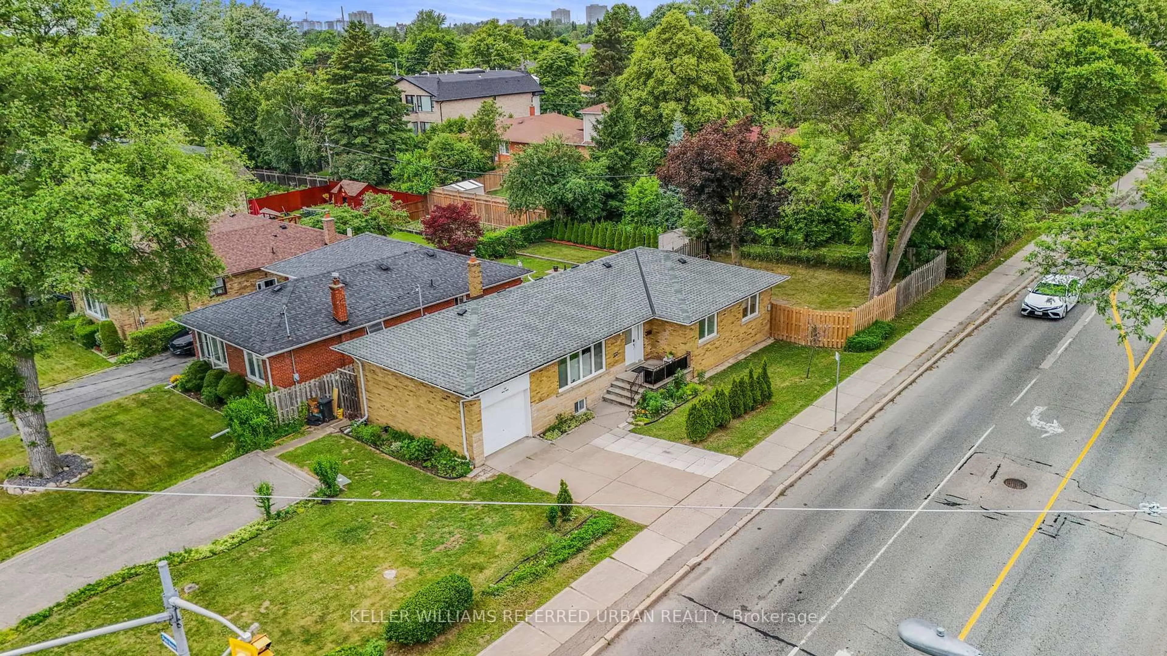A pic from outside/outdoor area/front of a property/back of a property/a pic from drone, street for 182 Park Home Ave, Toronto Ontario M2R 1A2