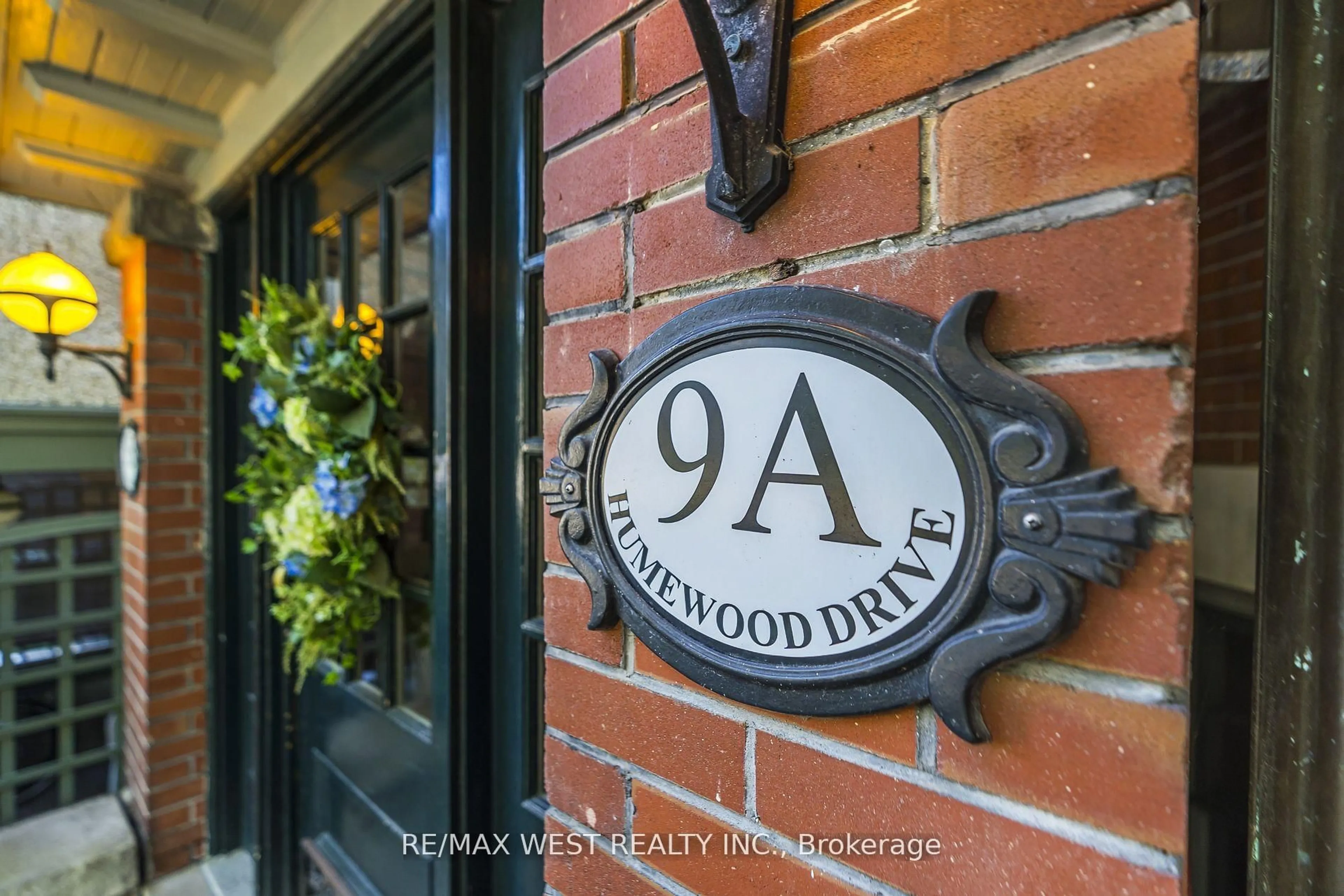 Indoor entryway for 9A Humewood Dr, Toronto Ontario M6C 1C9