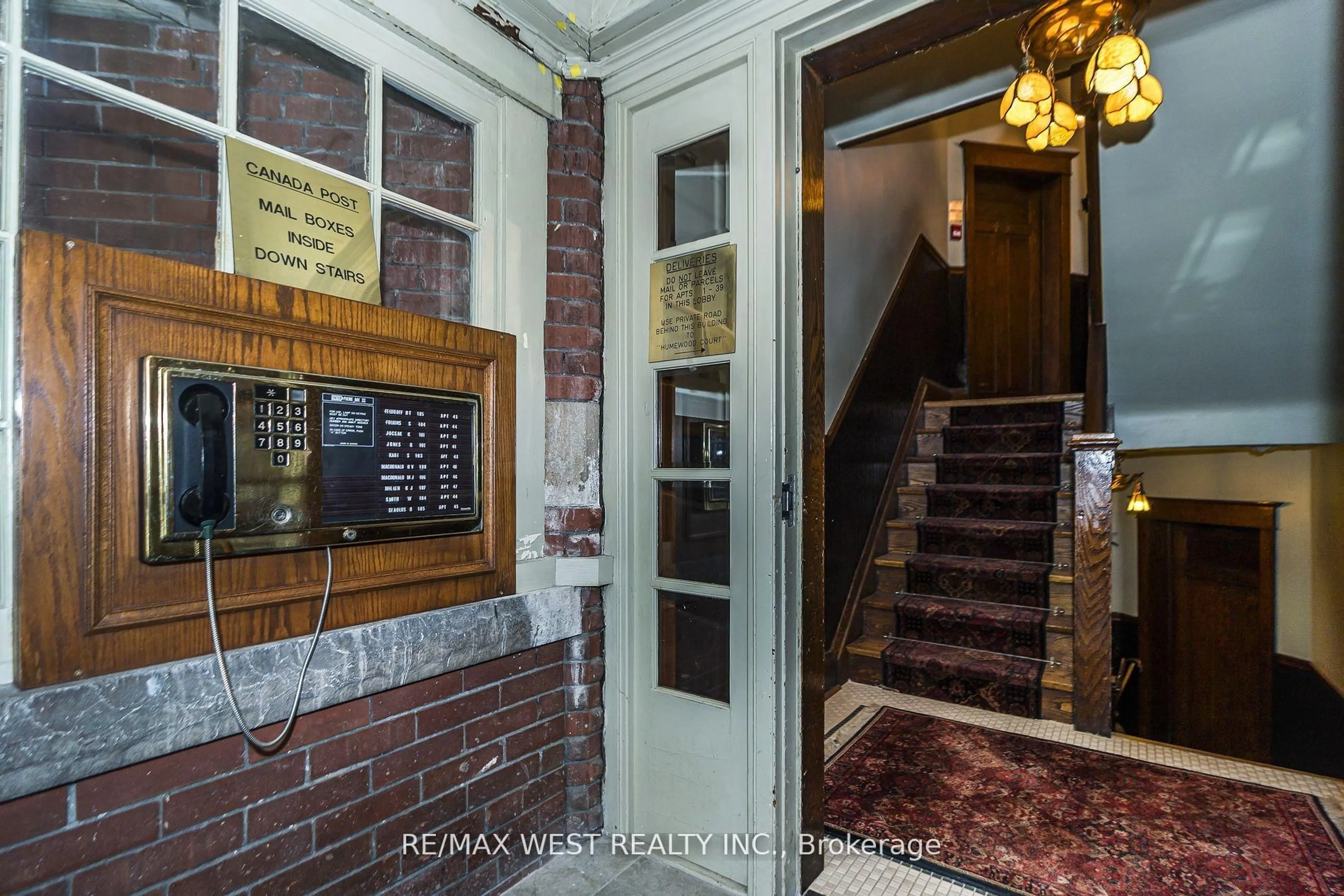 Indoor foyer for 9A Humewood Dr, Toronto Ontario M6C 1C9