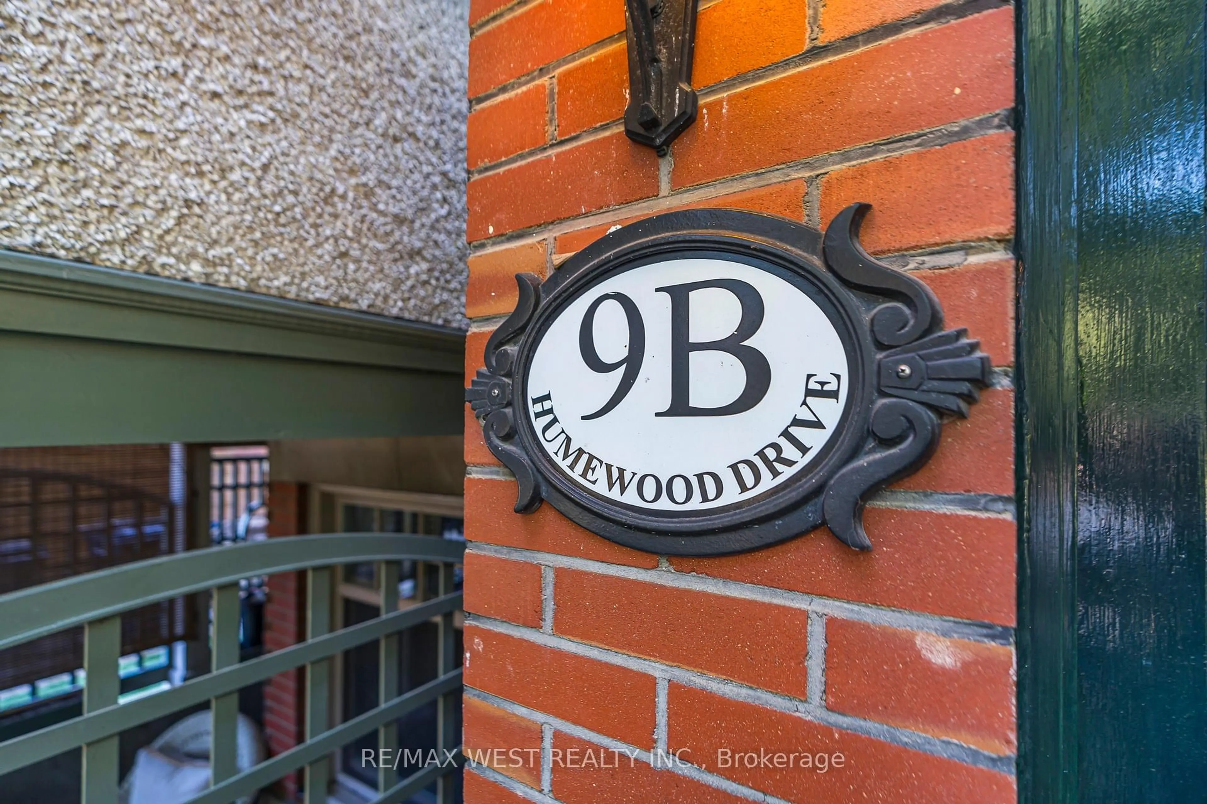 Indoor foyer for 9B Humewood Dr, Toronto Ontario M6C 1C9