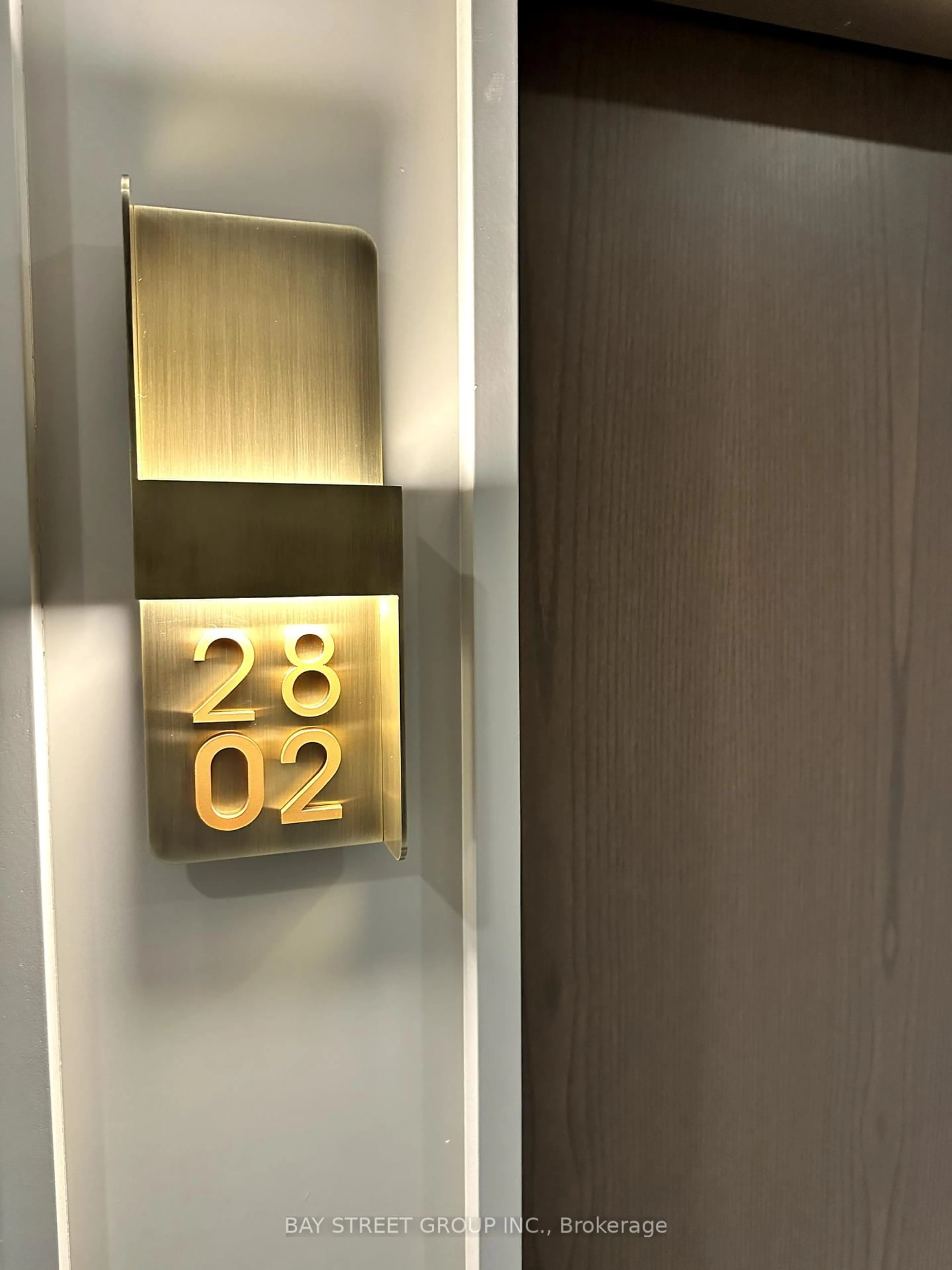 Indoor entryway for 30 Inn On The Park Dr, Toronto Ontario M3C 0P7