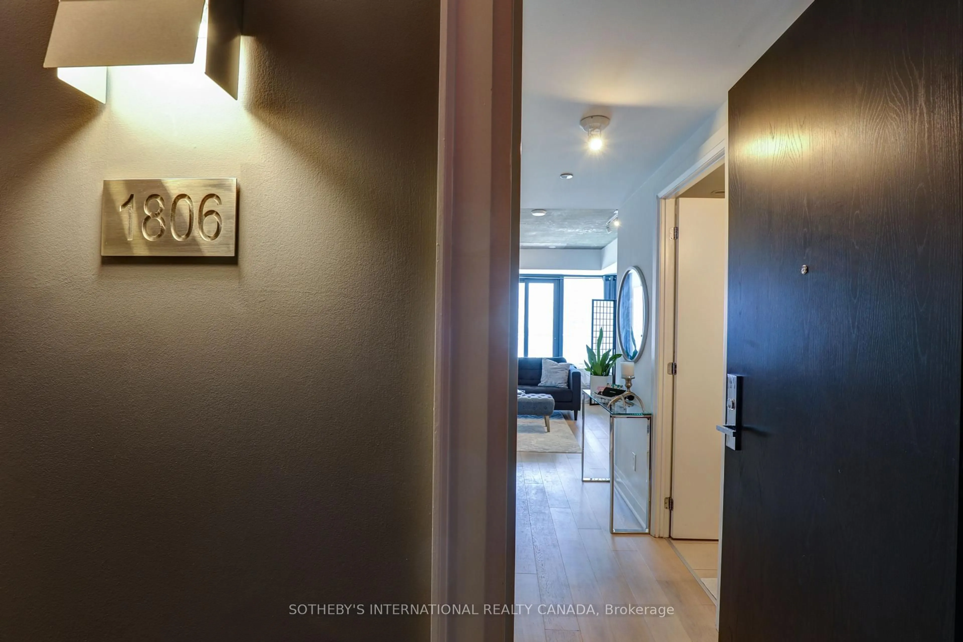 Indoor foyer for 224 King St #1806, Toronto Ontario M5H 0A6