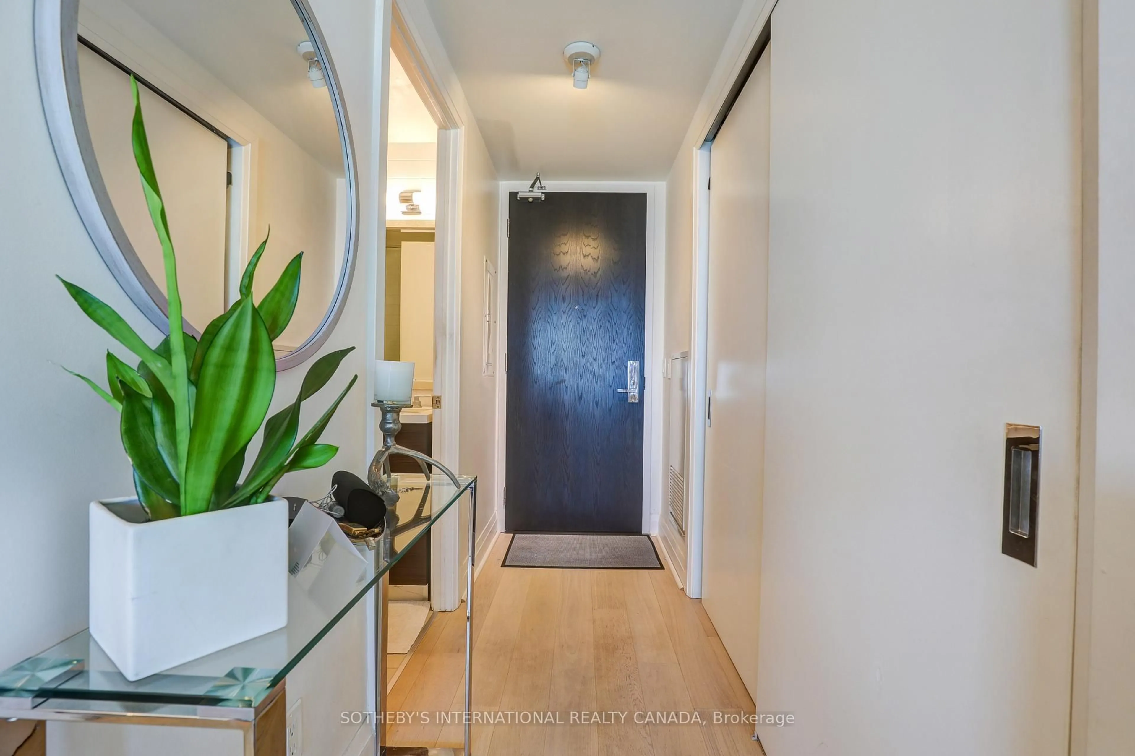 Indoor entryway for 224 King St #1806, Toronto Ontario M5H 0A6