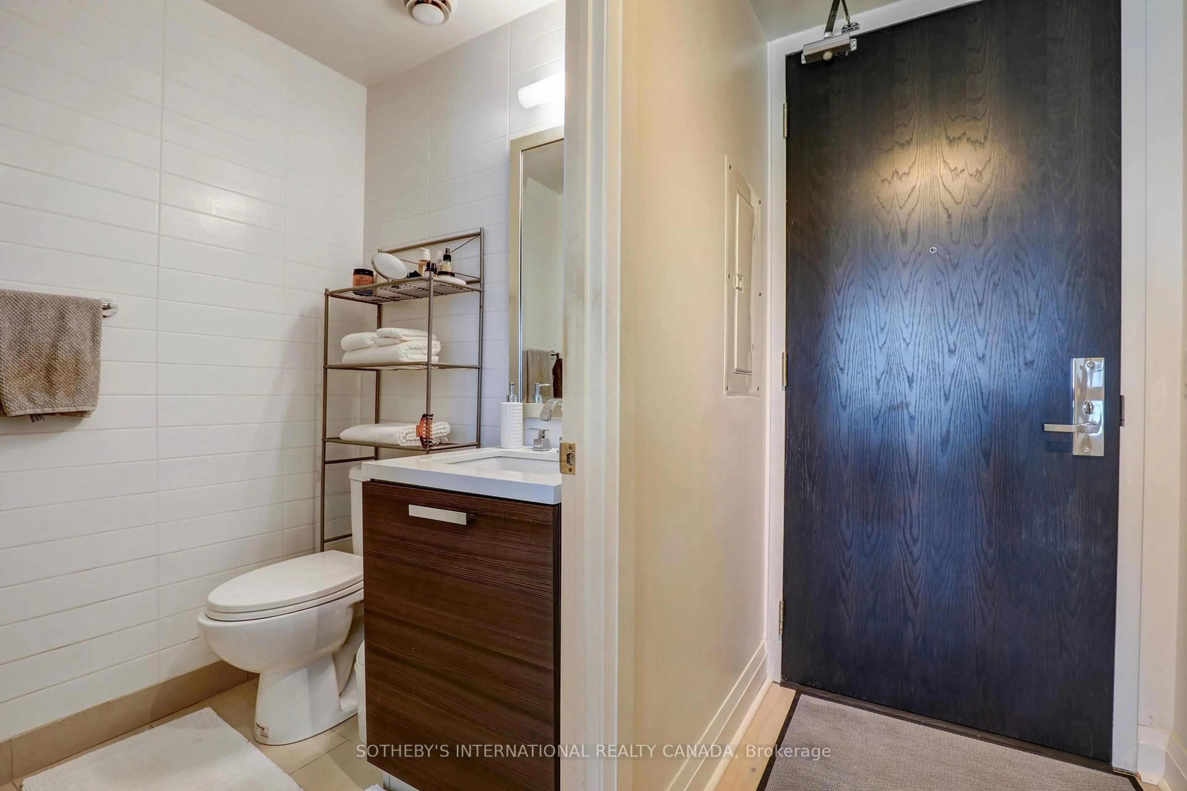 Standard bathroom, ceramic/tile floor for 224 King St #1806, Toronto Ontario M5H 0A6