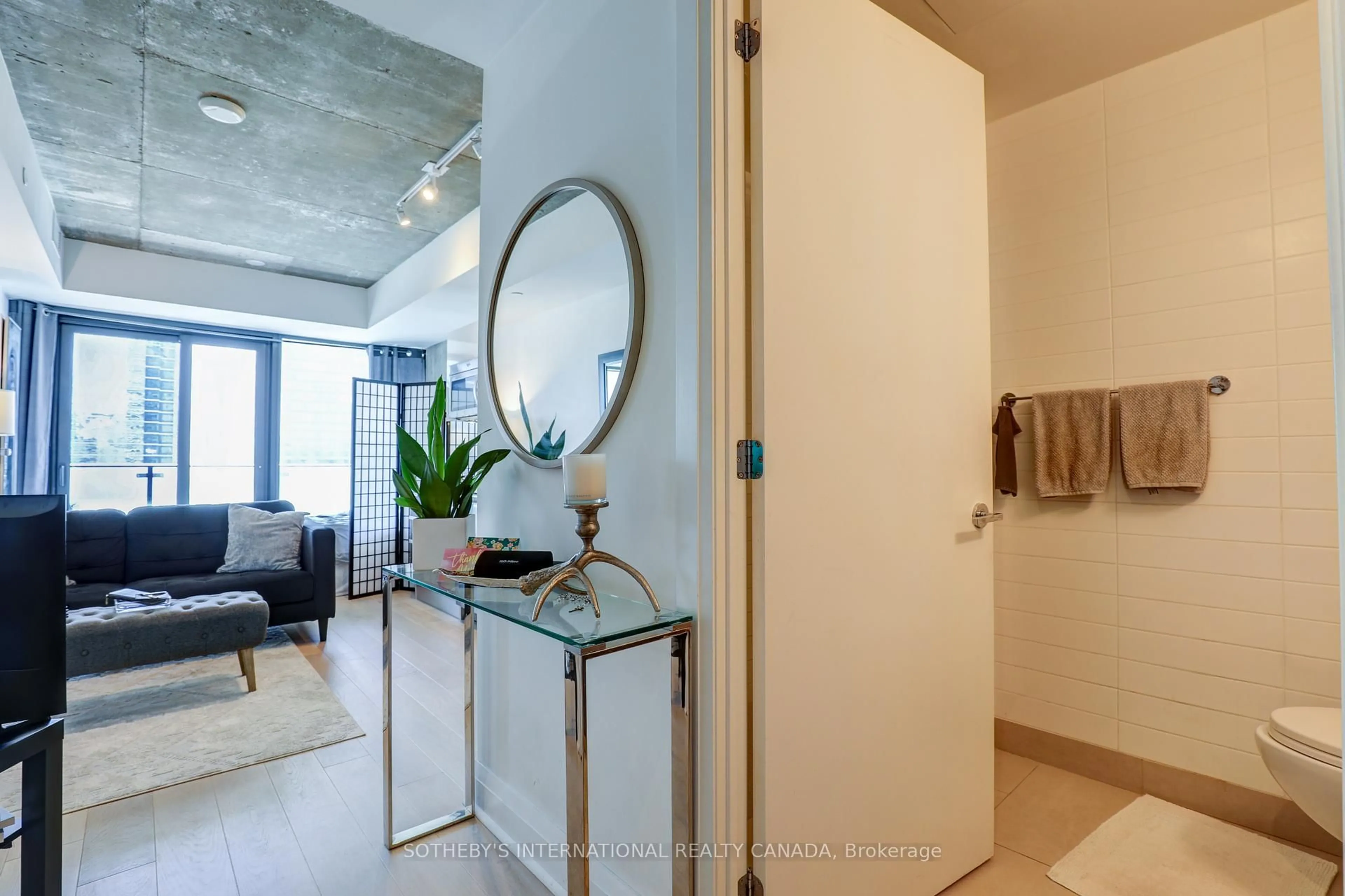 Indoor entryway for 224 King St #1806, Toronto Ontario M5H 0A6