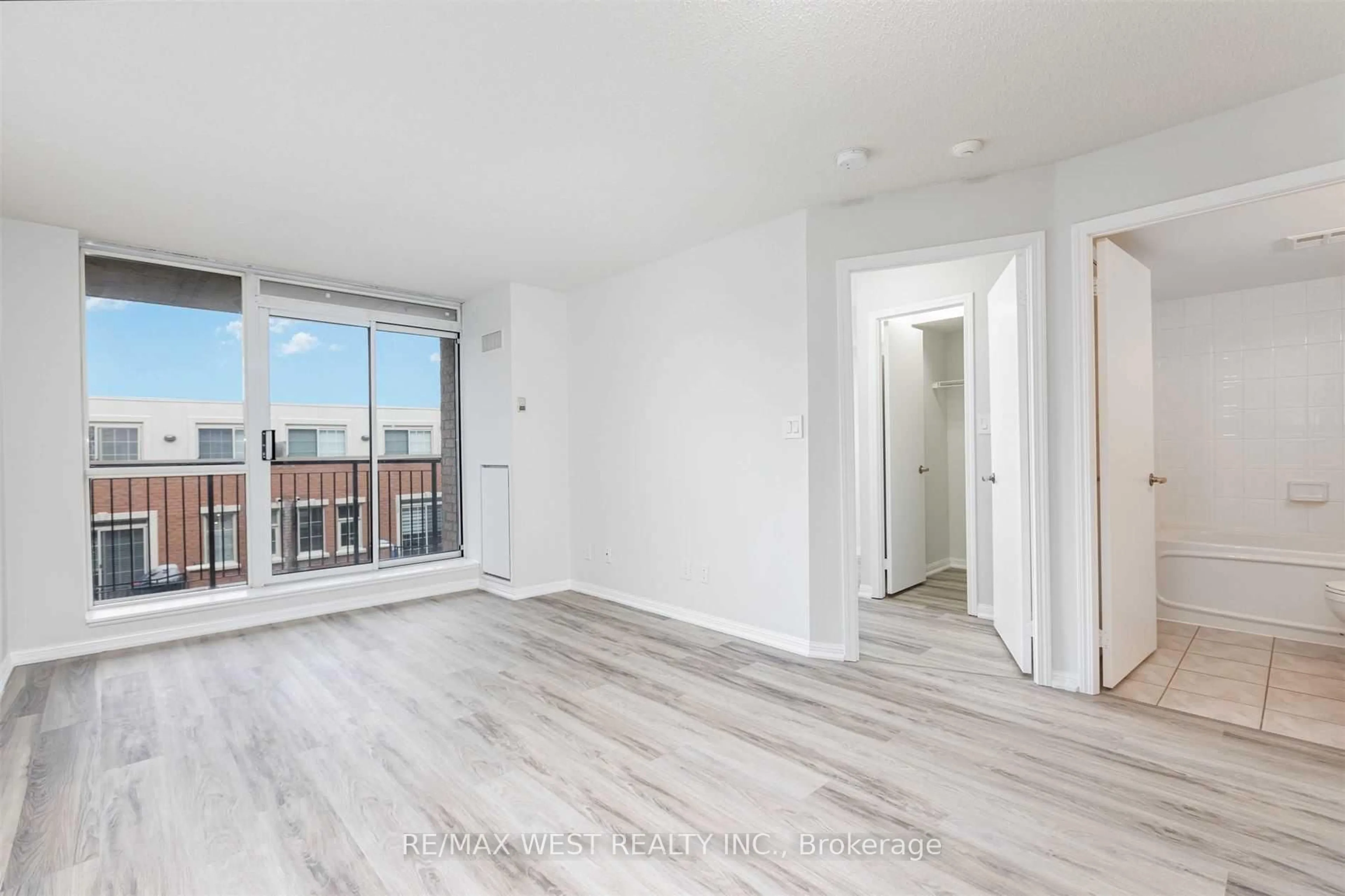 A pic of a room for 1000 King St #420, Toronto Ontario M6K 3N1