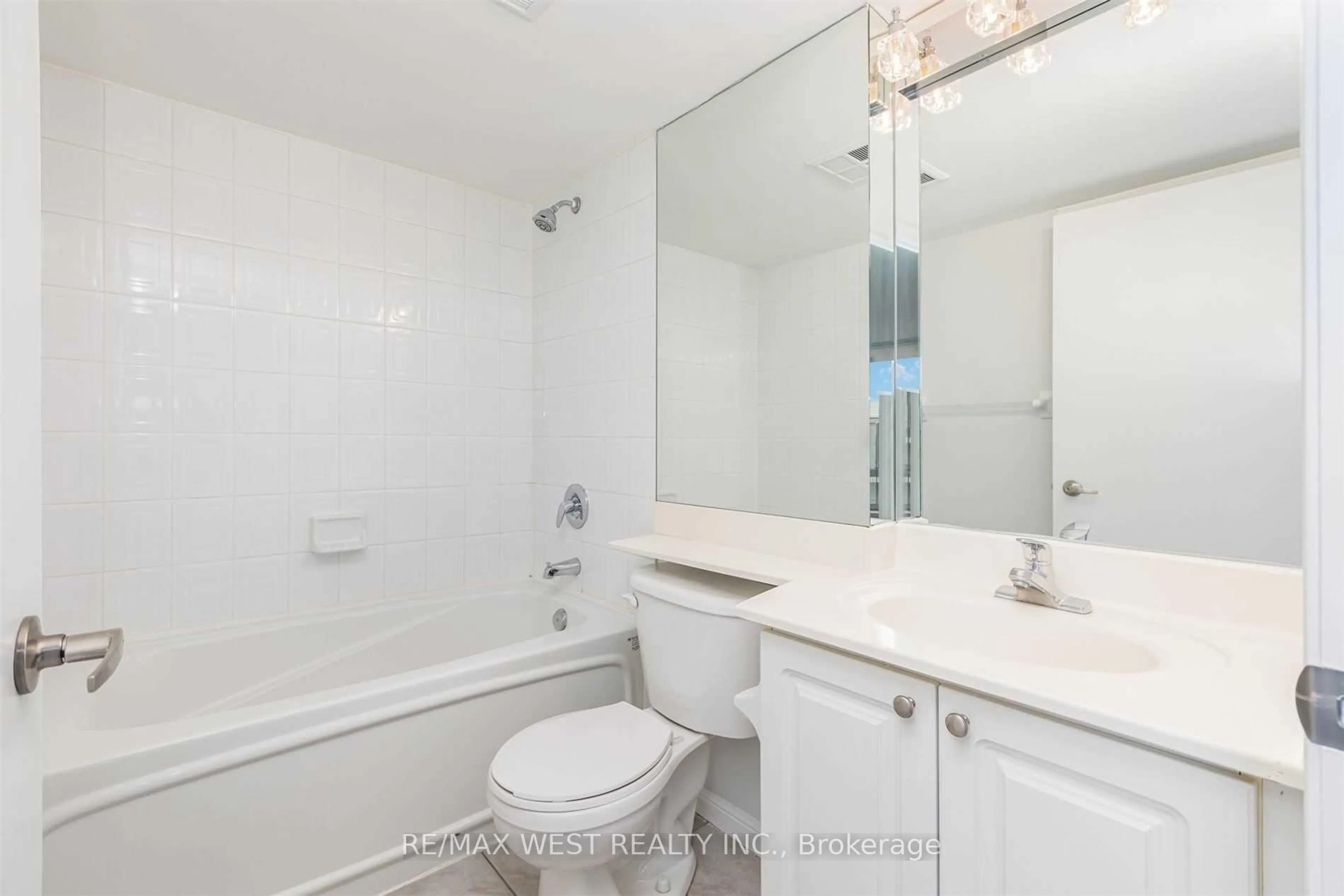 Standard bathroom, ceramic/tile floor for 1000 King St #420, Toronto Ontario M6K 3N1