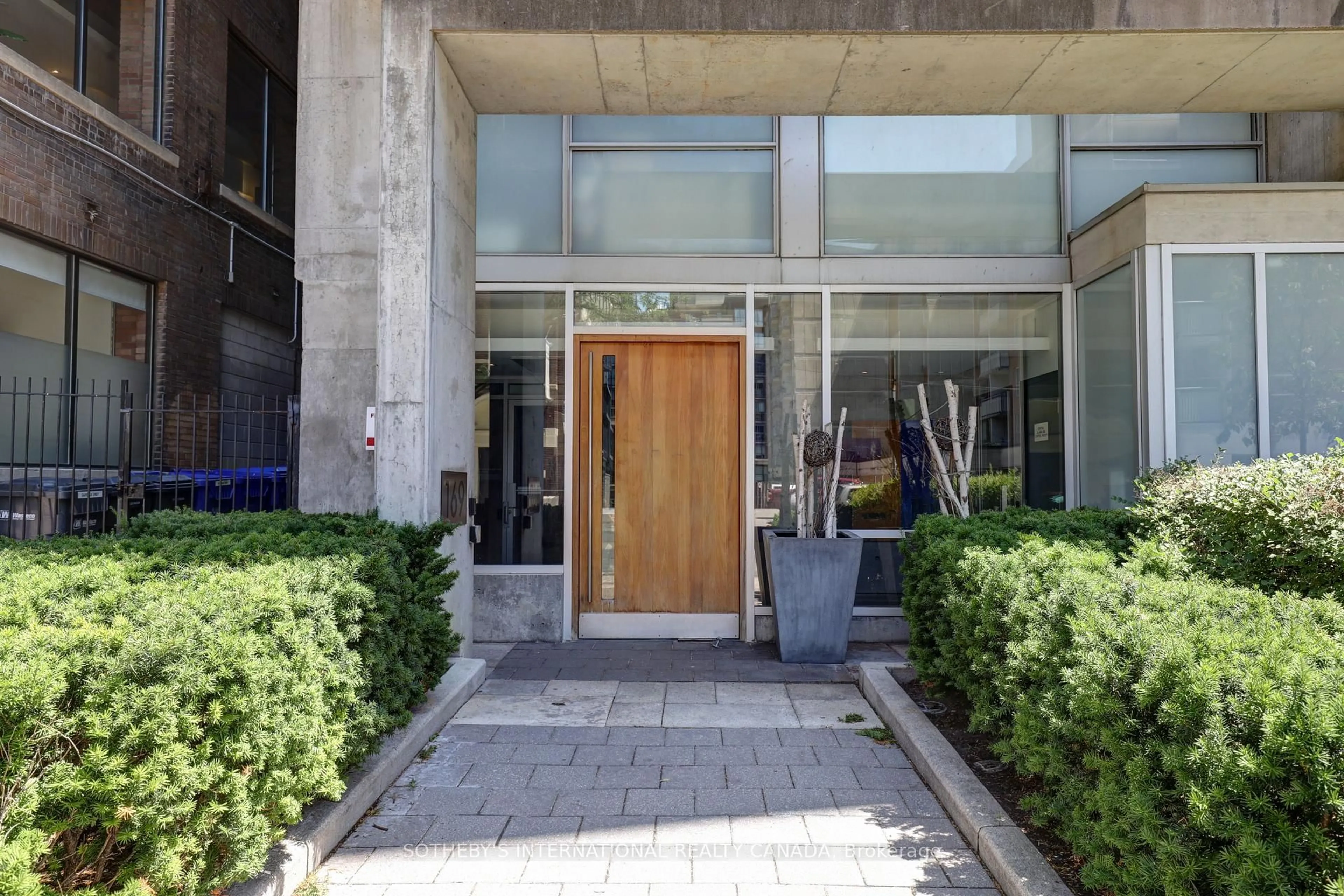 Indoor foyer for 169 John St #804, Toronto Ontario M5T 1X3