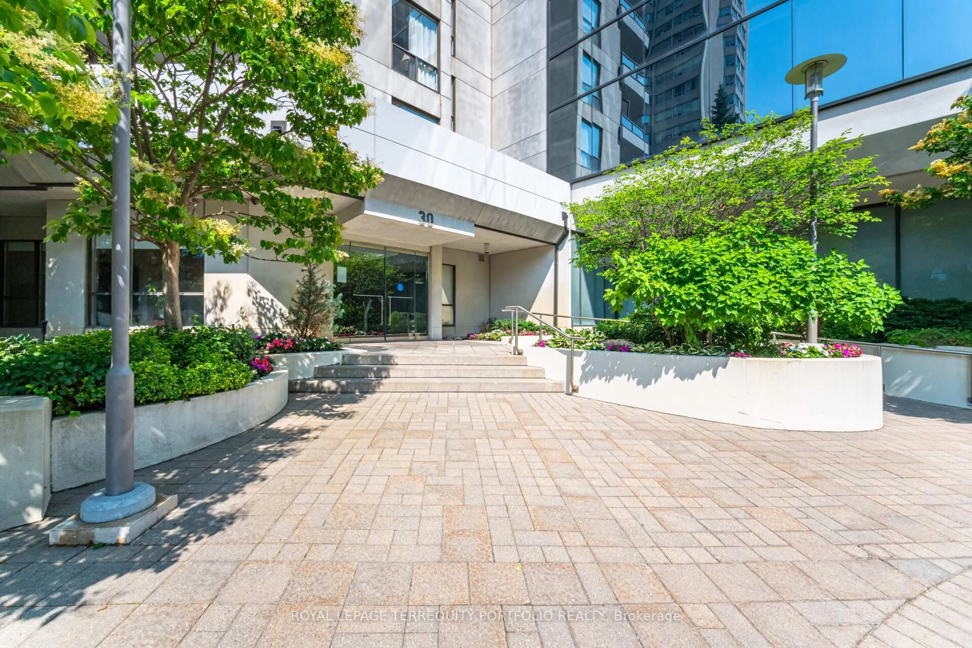 Patio, street for 30 Holly St #206, Toronto Ontario M4S 3C2