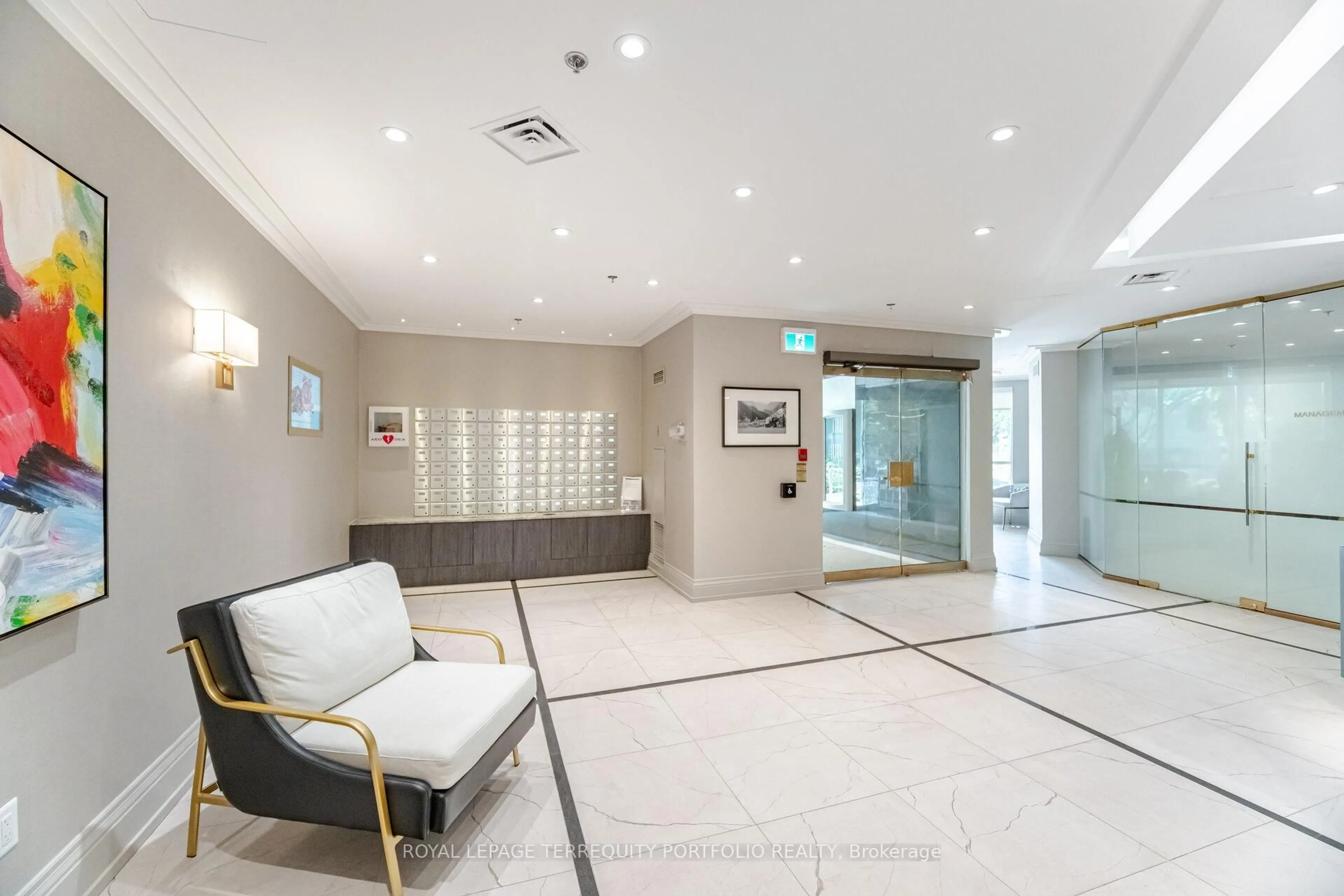Indoor foyer for 30 Holly St #206, Toronto Ontario M4S 3C2