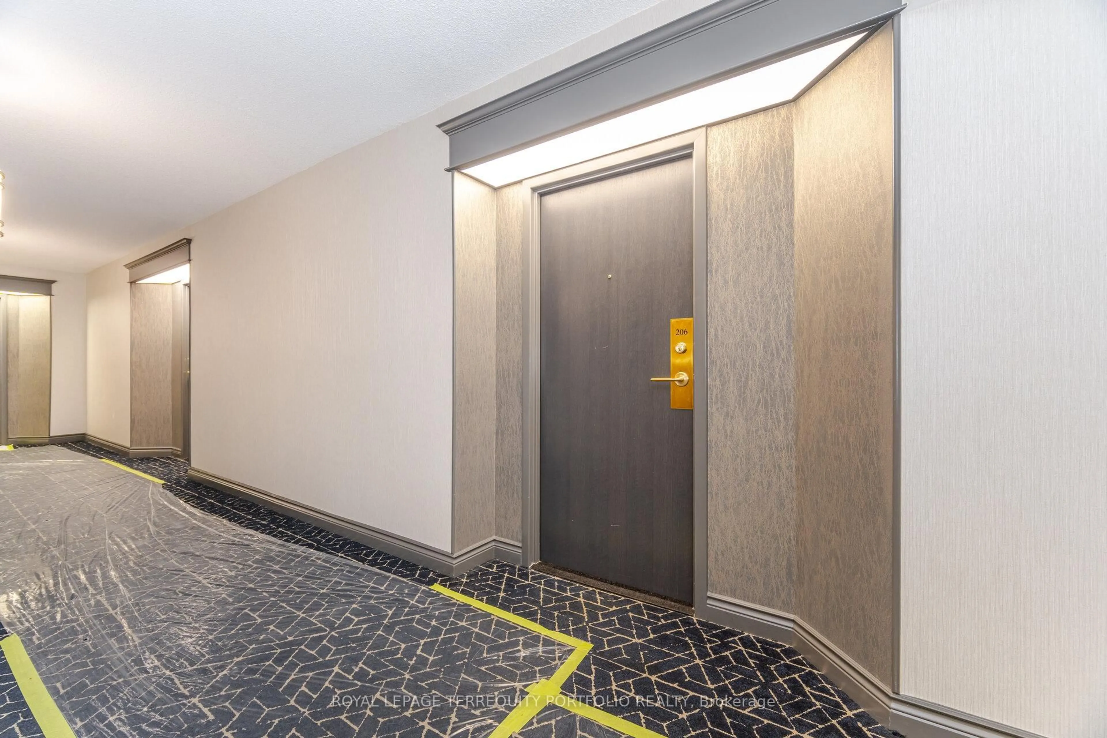 Indoor foyer for 30 Holly St #206, Toronto Ontario M4S 3C2