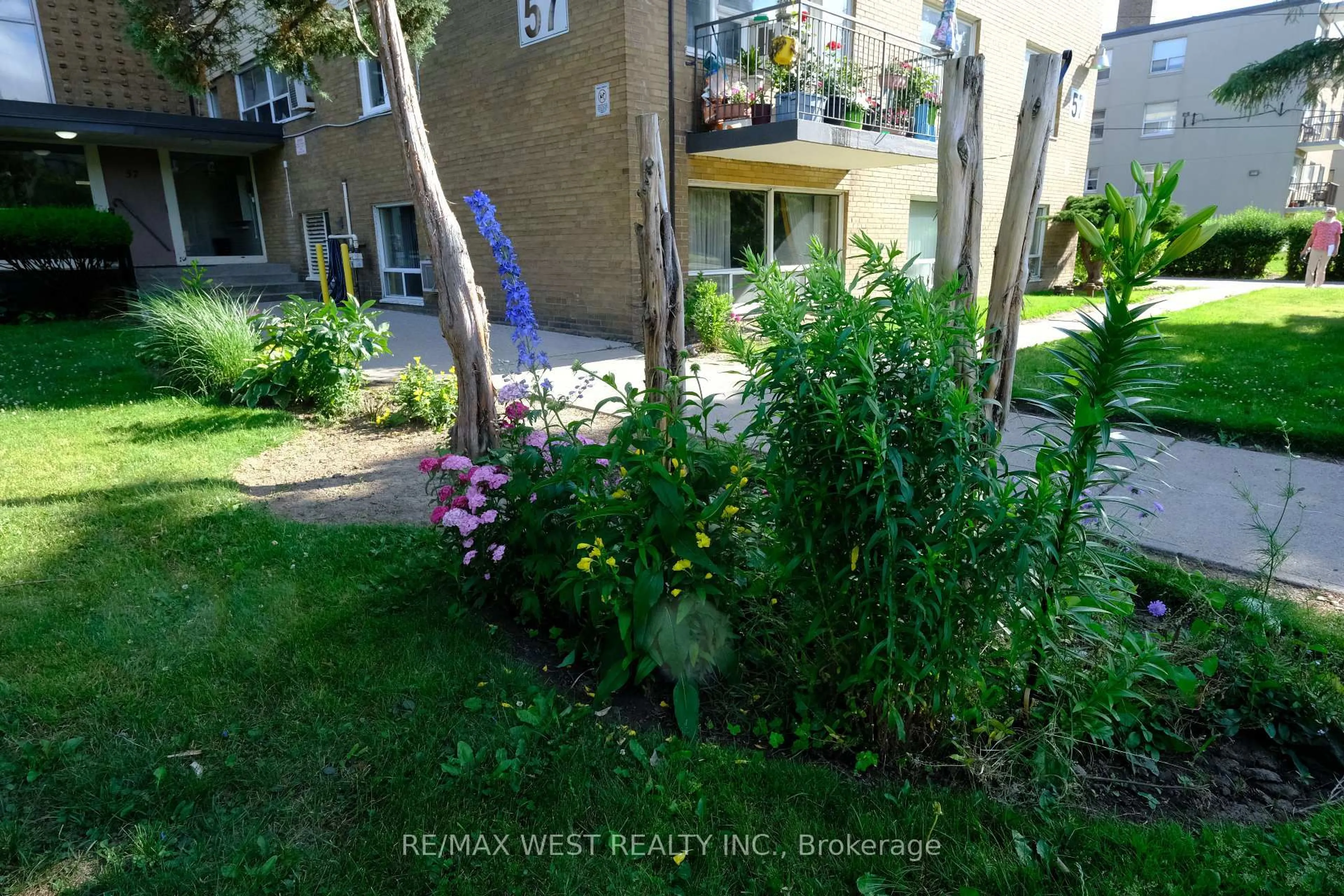 Patio, street for 57 Neptune Dr #302, Toronto Ontario M6A 1X2