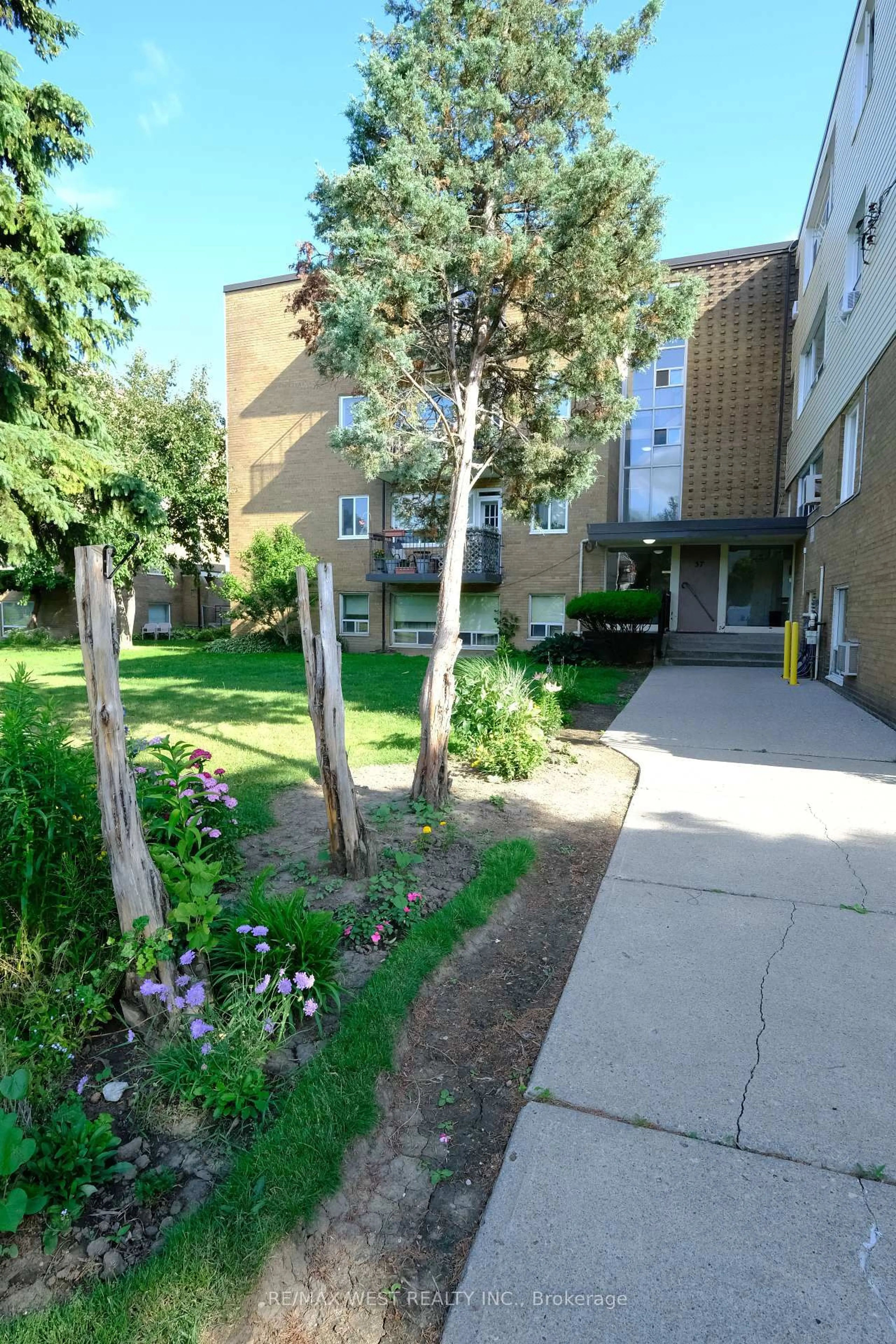 Patio, street for 57 Neptune Dr #302, Toronto Ontario M6A 1X2