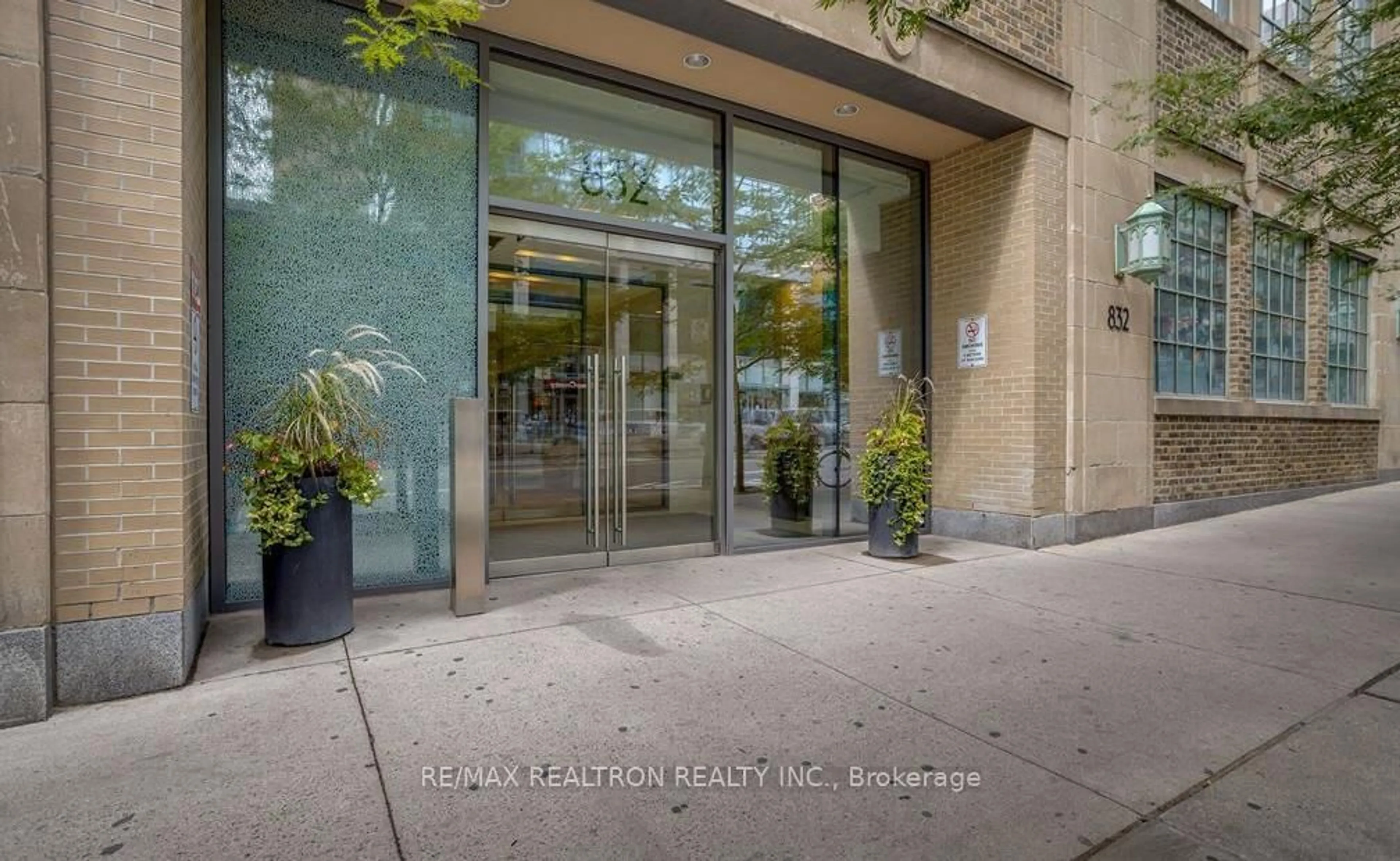 Indoor foyer for 832 Bay St #4109, Toronto Ontario M5S 1Z6