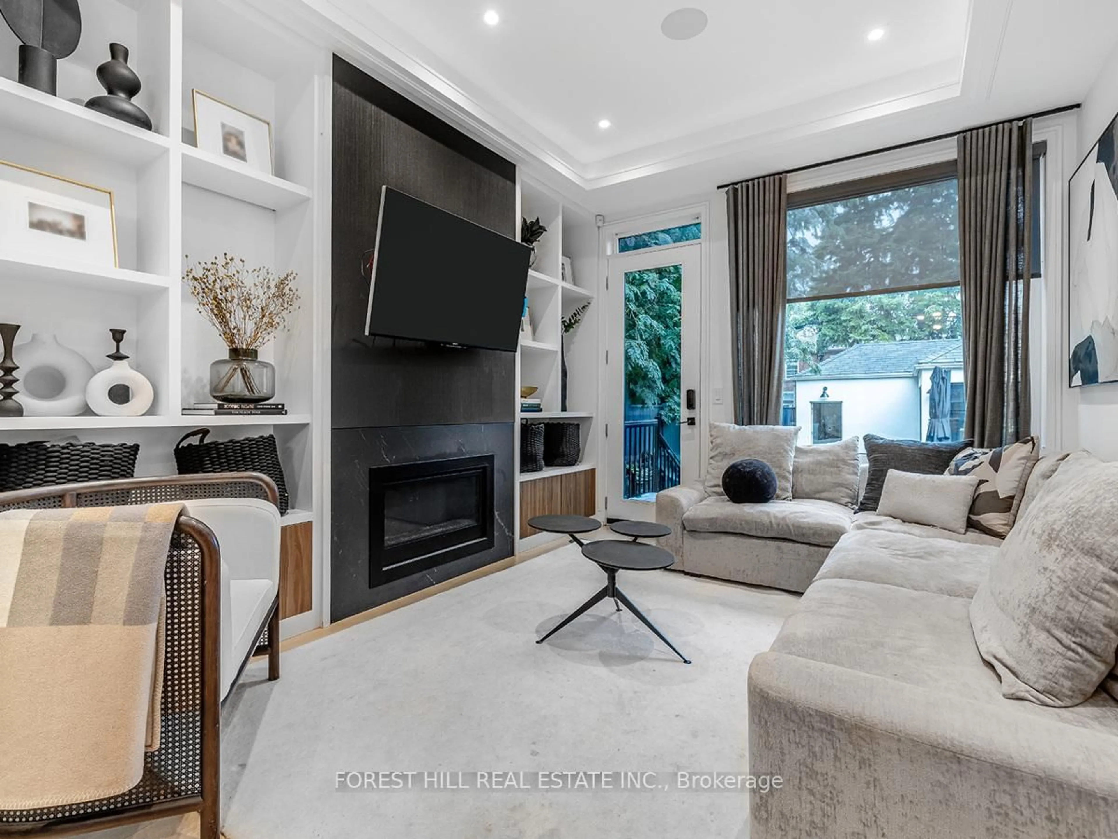 Living room with furniture, unknown for 534 Rushton Rd, Toronto Ontario M6C 2Y5