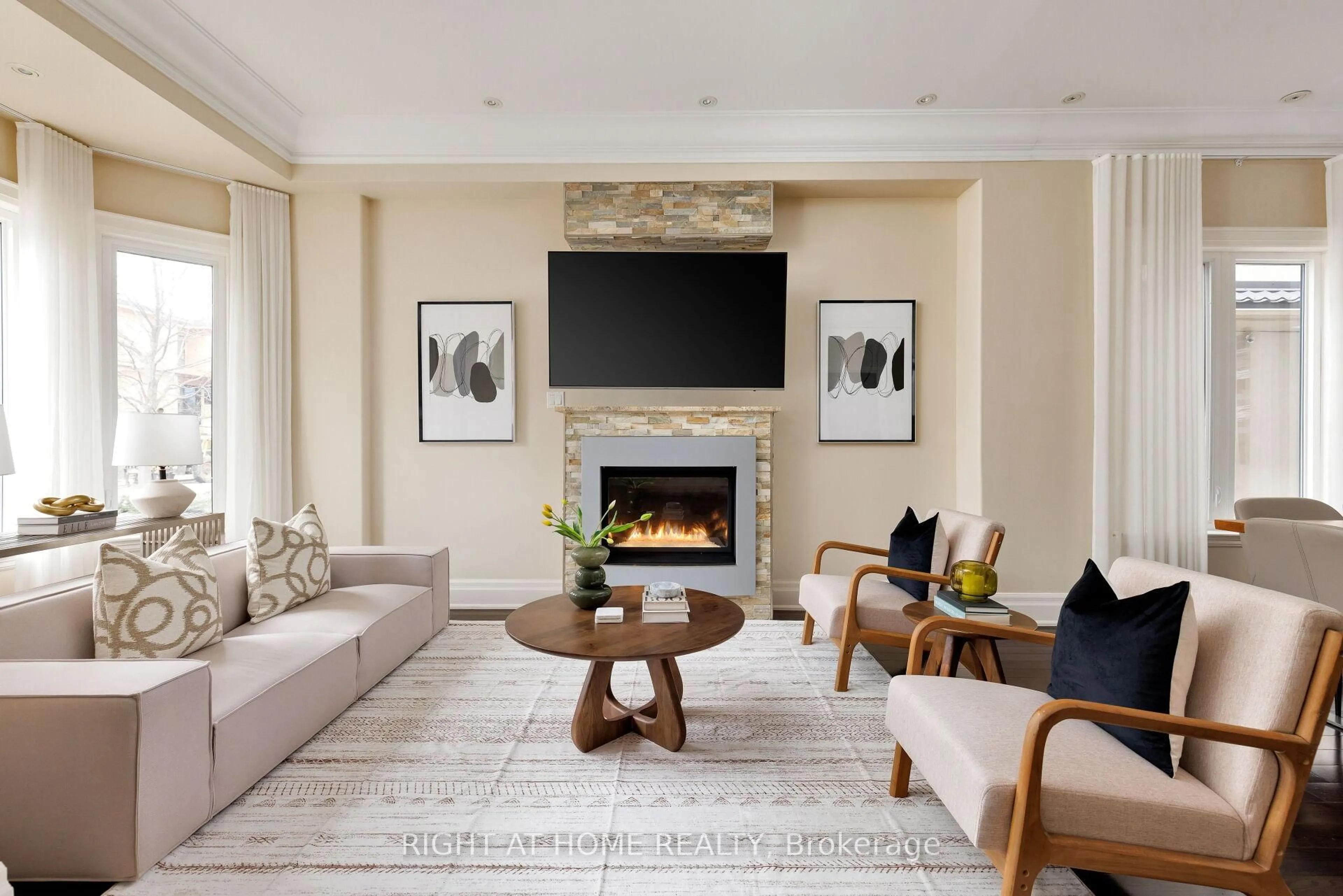 Living room with furniture, unknown for 8 Rutherglen Rd, Toronto Ontario M4G 1L6