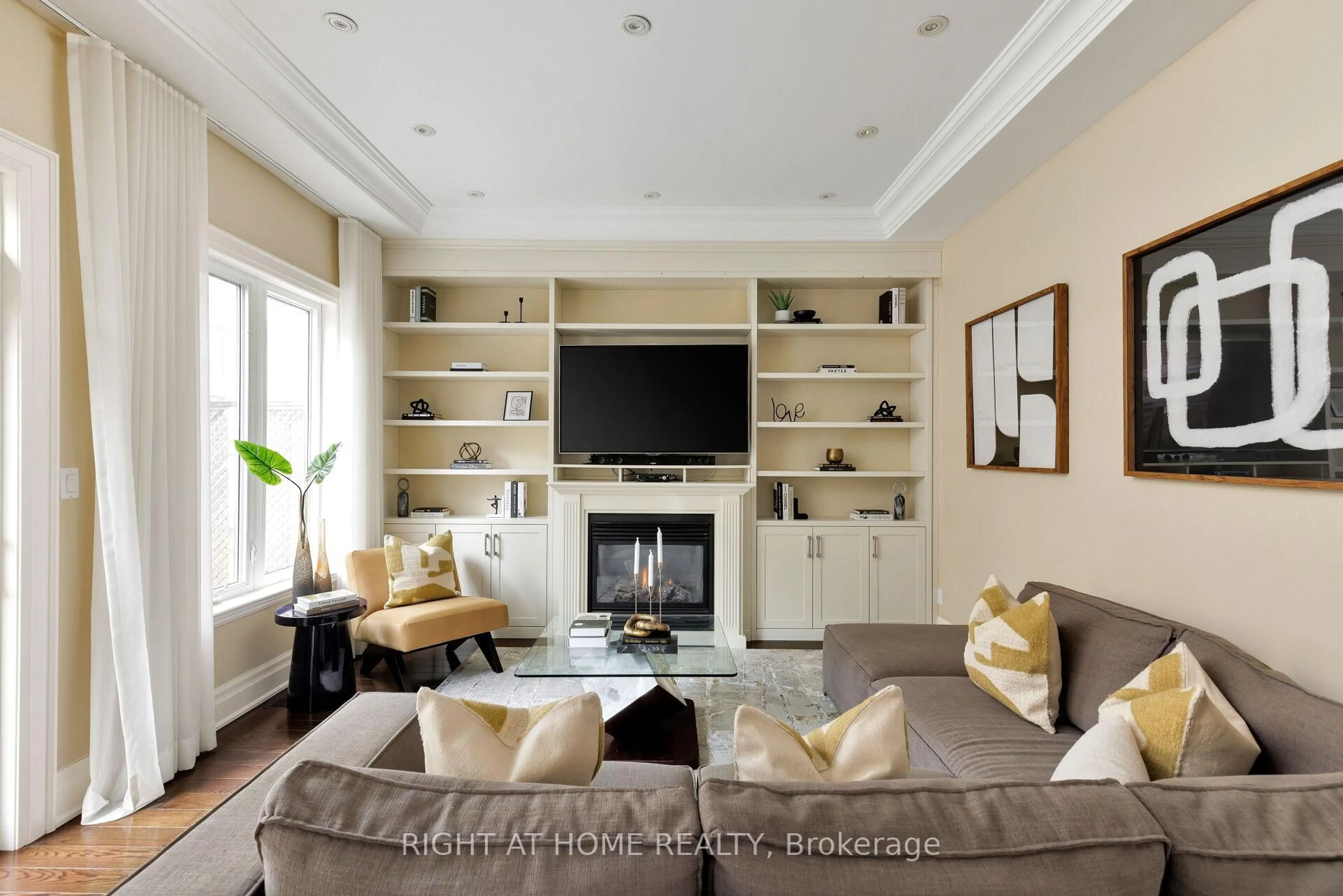 Living room with furniture, unknown for 8 Rutherglen Rd, Toronto Ontario M4G 1L6