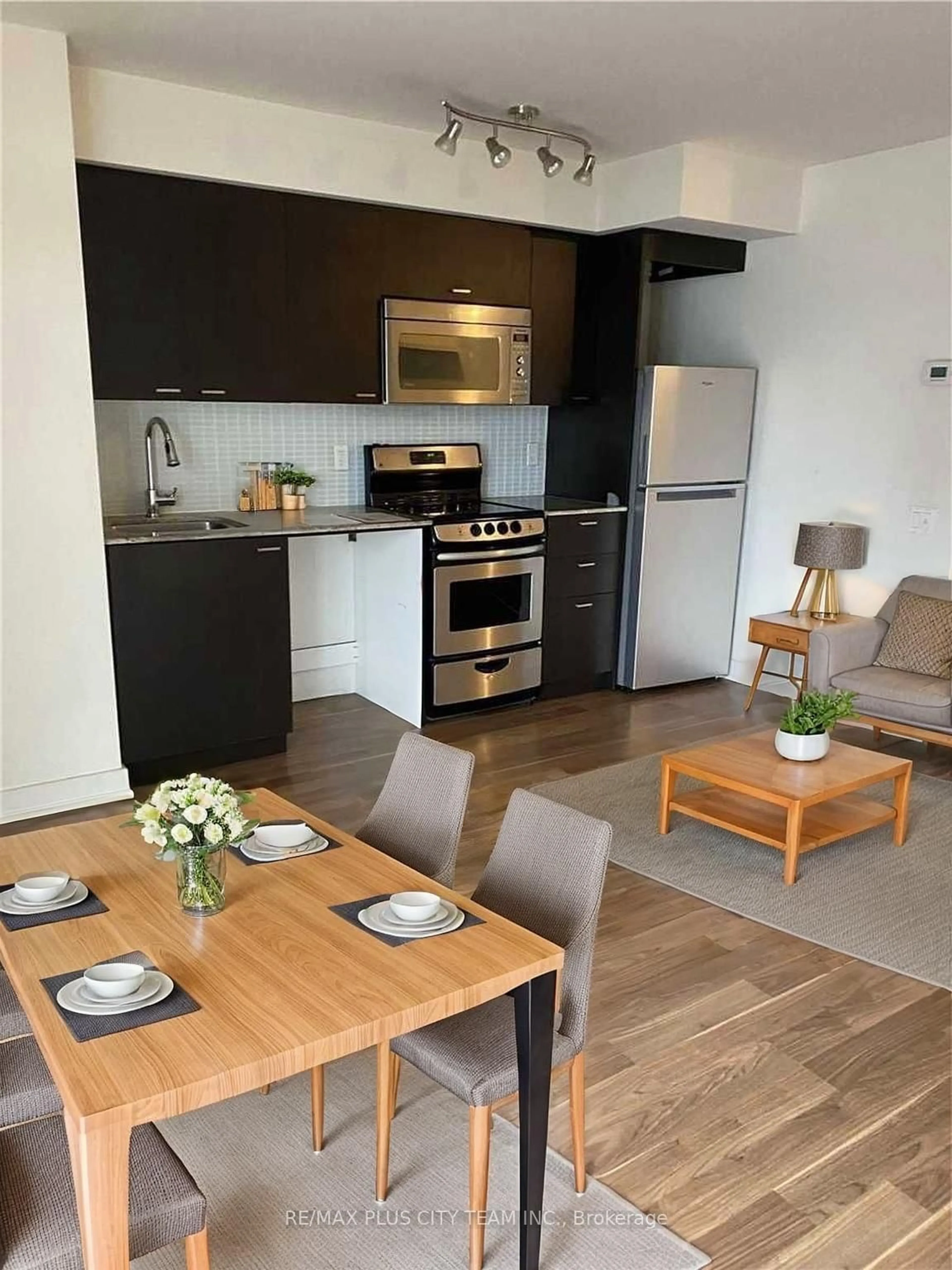 Open concept kitchen, wood/laminate floor for 78 Tecumseth St #411, Toronto Ontario M5V 0A9
