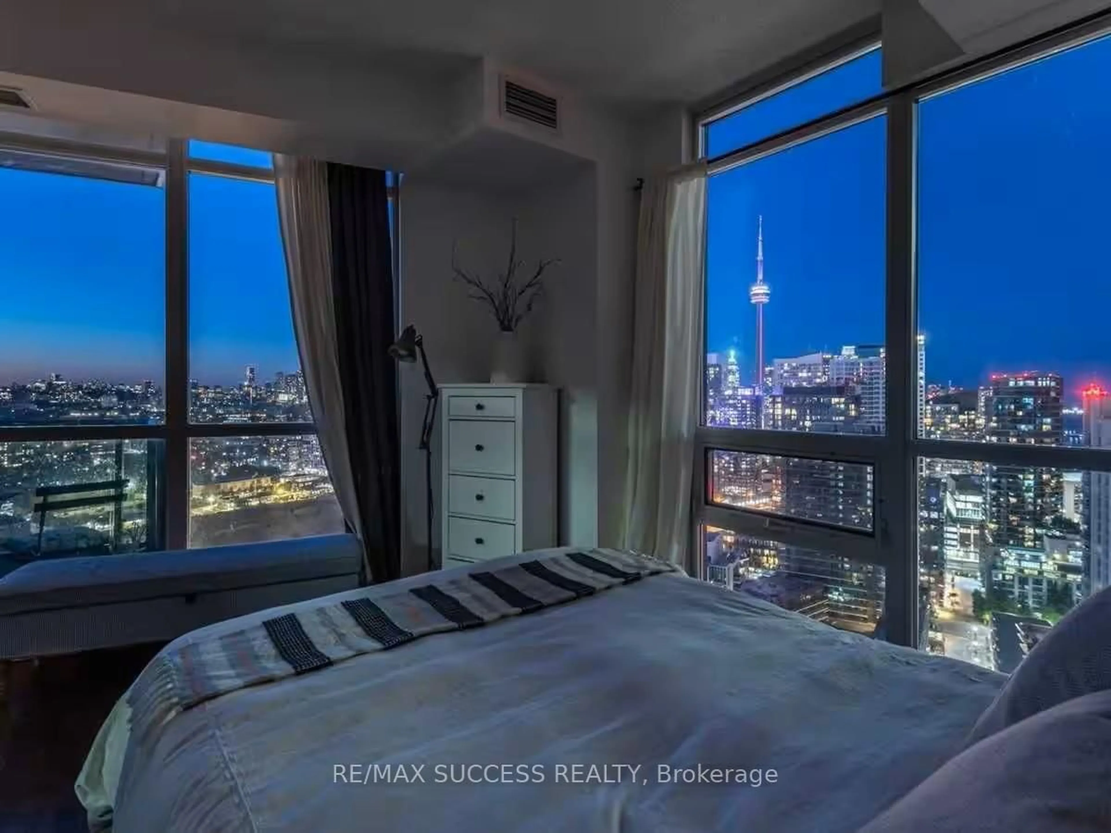 Bedroom with bed, unknown for 215 Fort York Blvd #3211, Toronto Ontario M5V 4A2