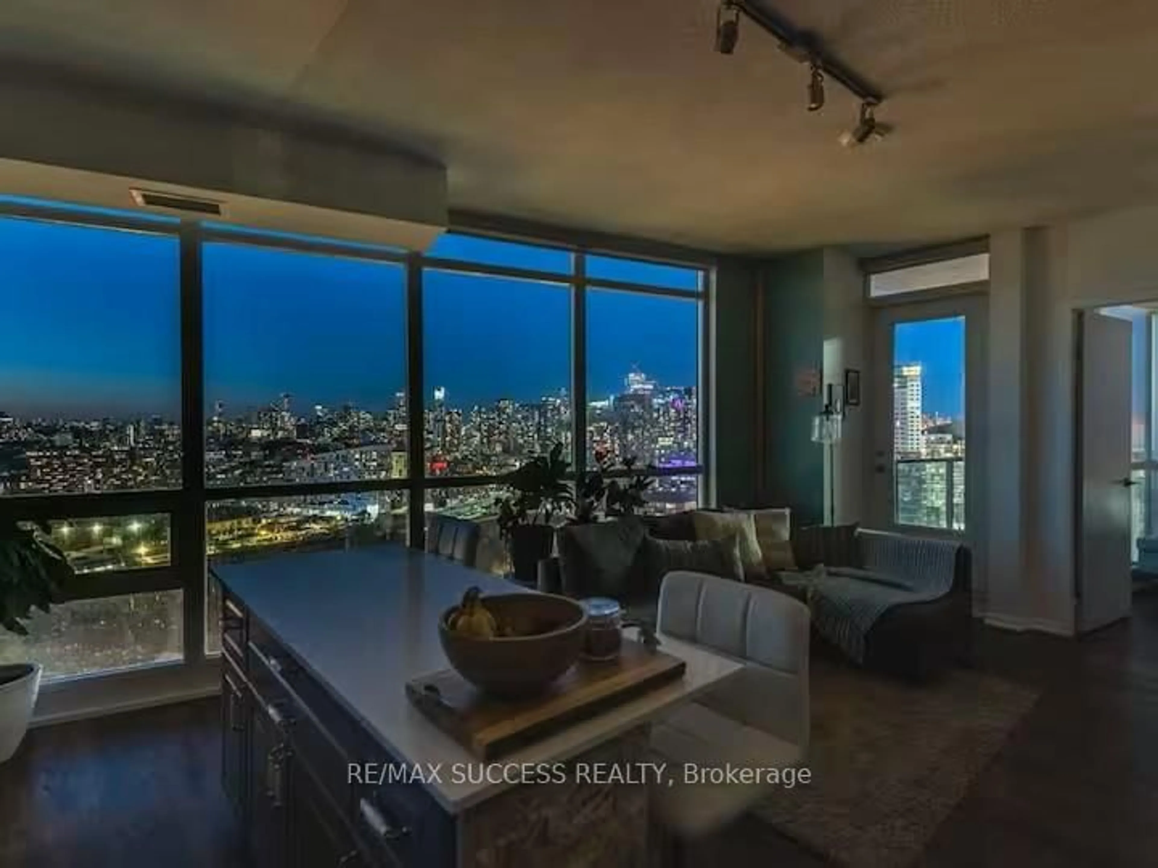 A pic of a room for 215 Fort York Blvd #3211, Toronto Ontario M5V 4A2