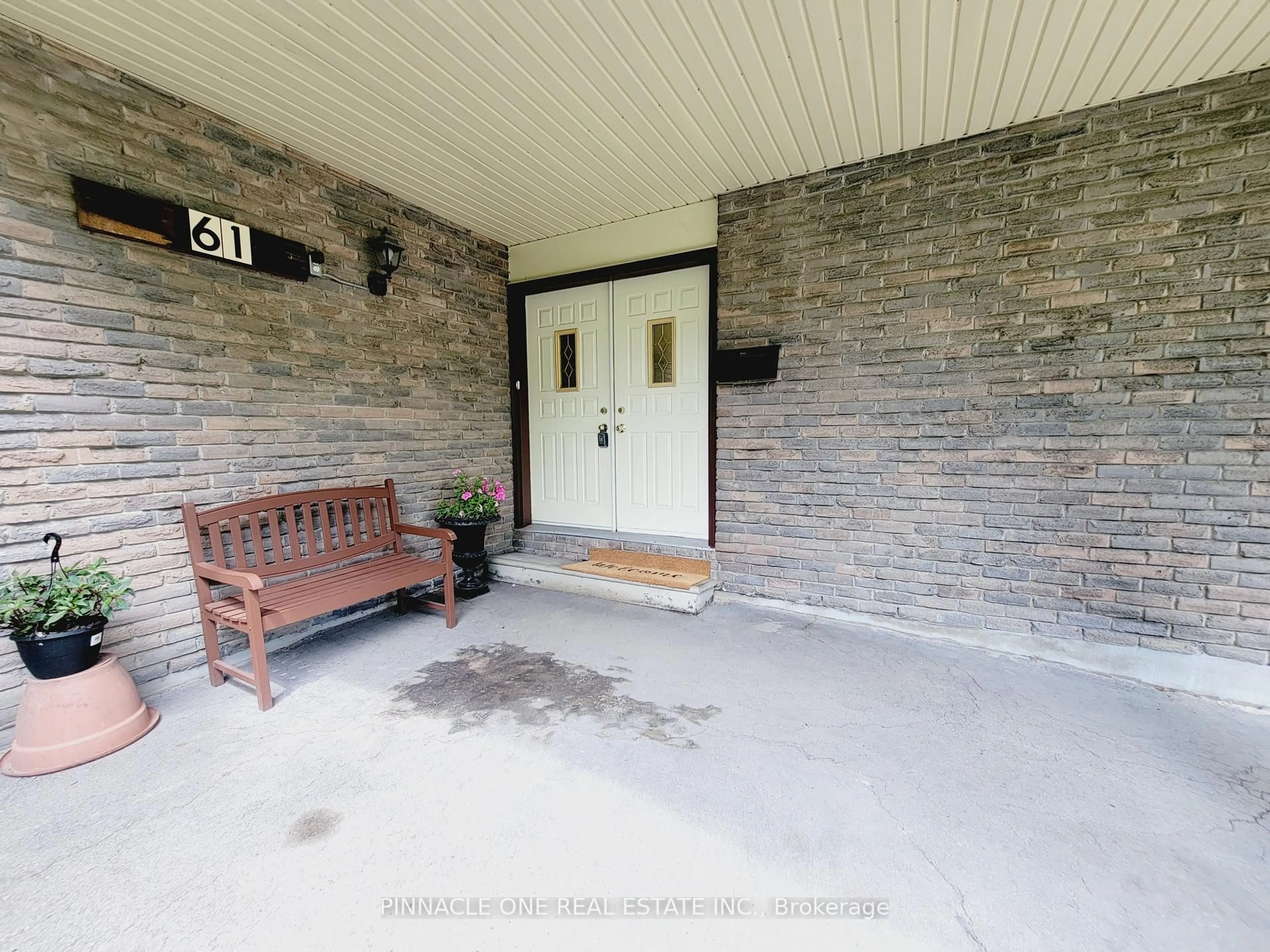 Indoor entryway for 61 Applegate Cres, Toronto Ontario M2H 2R5