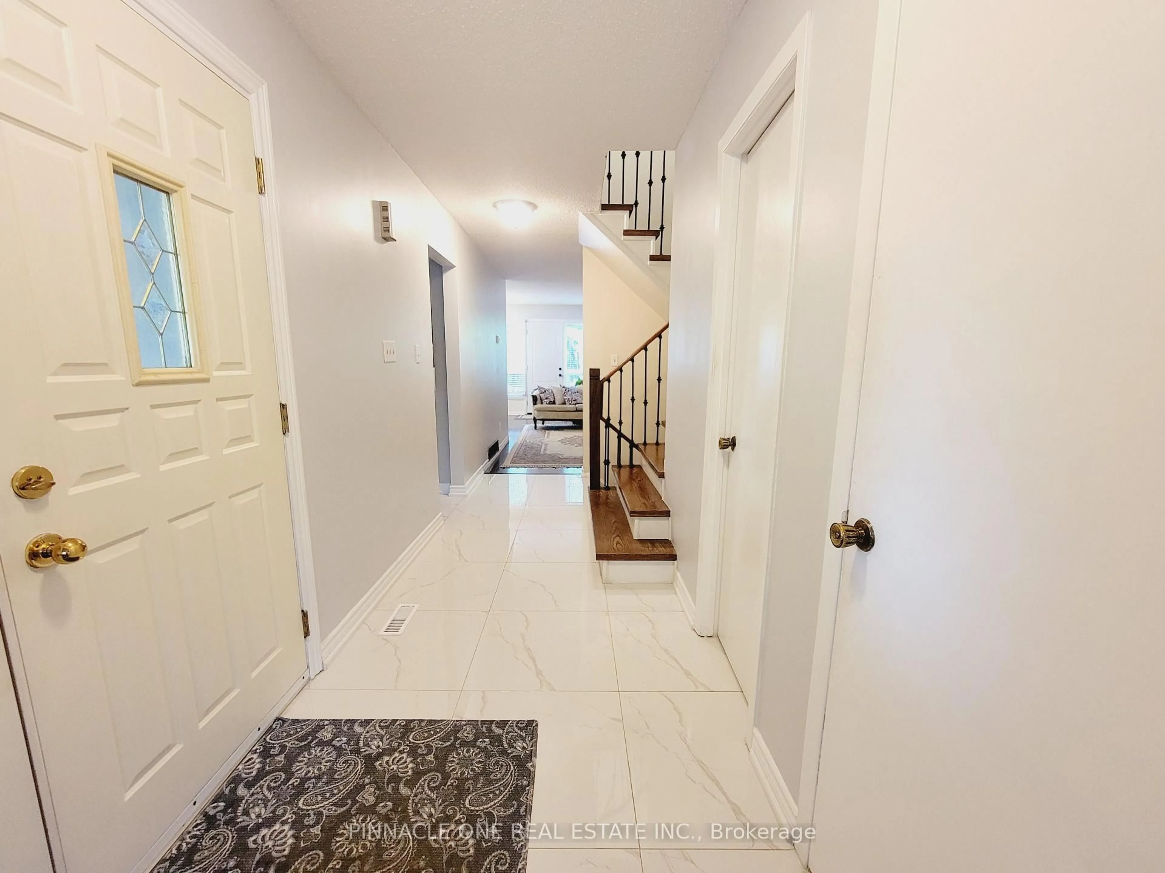 Indoor entryway for 61 Applegate Cres, Toronto Ontario M2H 2R5